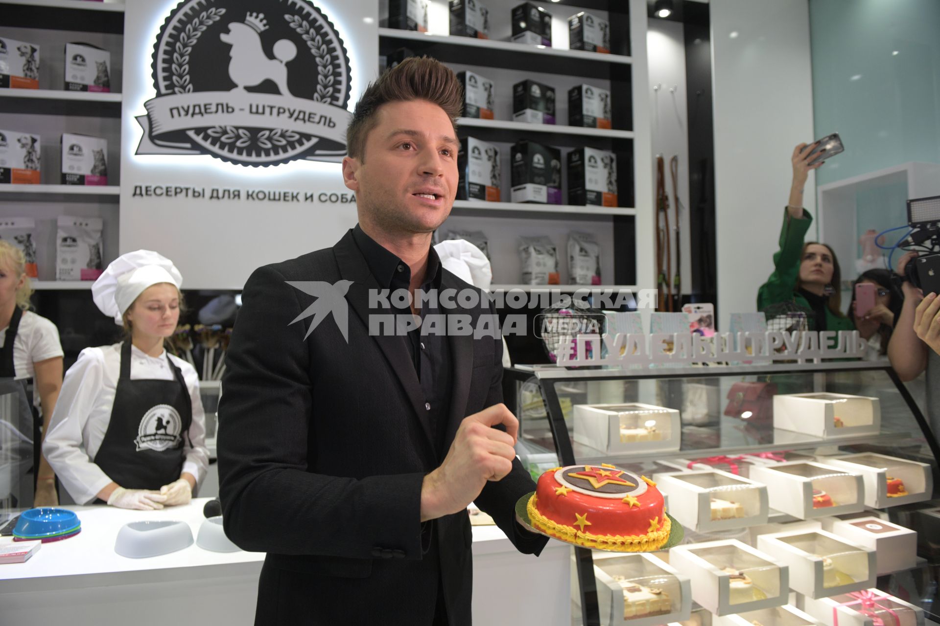 Москва. Певец Сергей Лазарев   на открытии первого фирменного магазина кормов для собак и кошек  ` Пудель-Штрудель`.