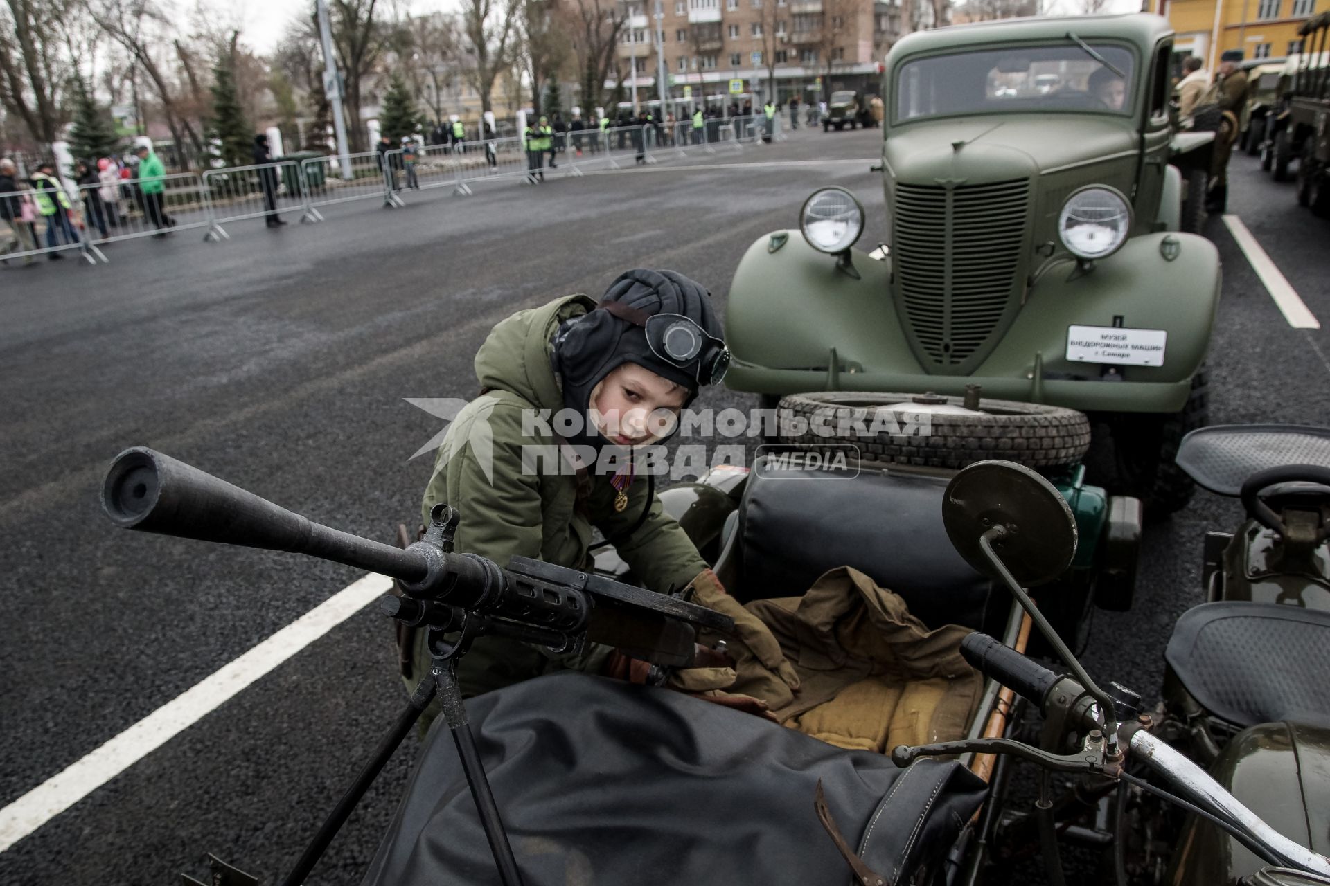 Самара. Мальчик рядом с военной техникой времен Великой Отечественной войны  перед началом  марша, посвященного 76-й годовщине военного парада 1941 года.