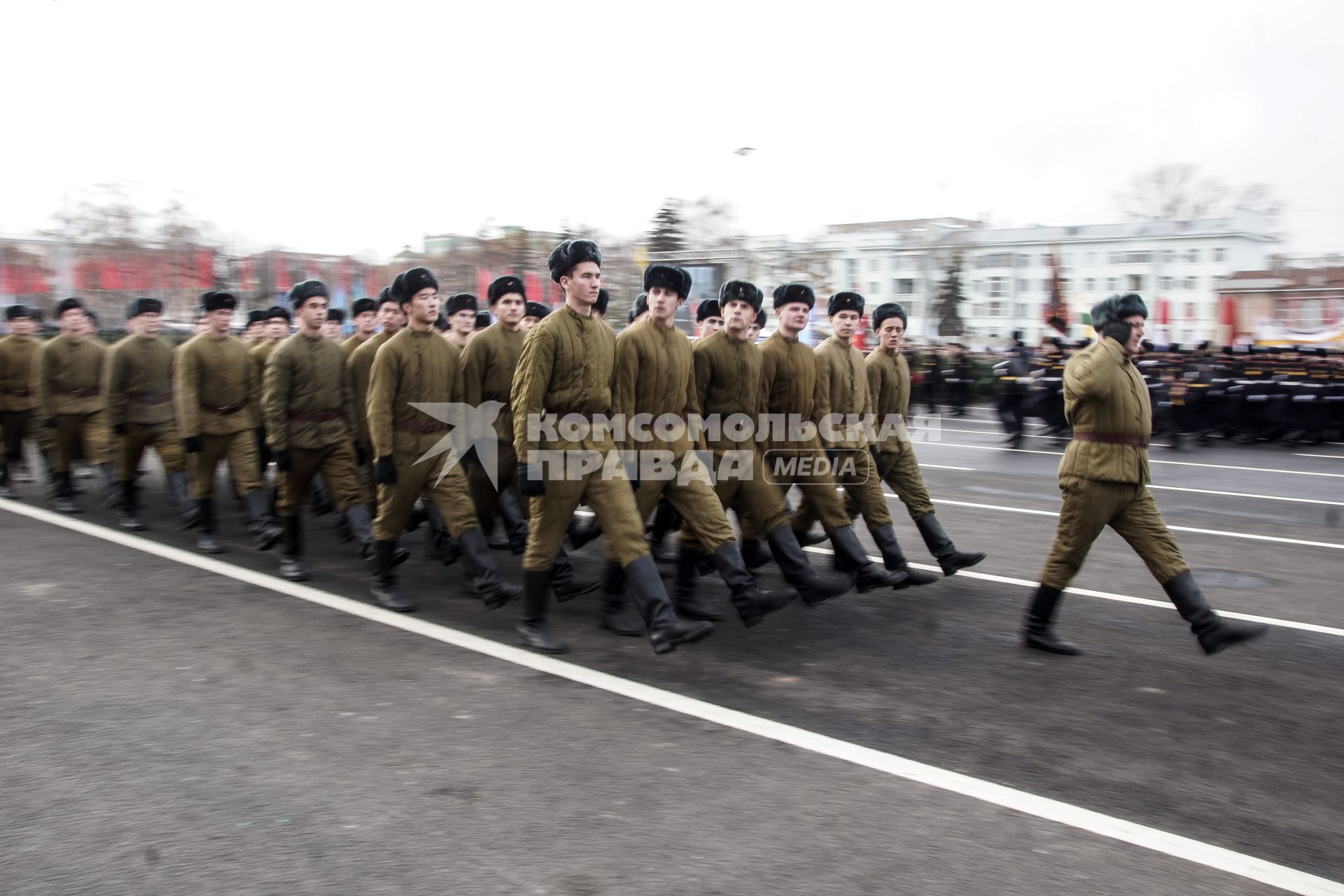 Самара. Участники  марша, посвященного 76-й годовщине военного парада 1941 года.