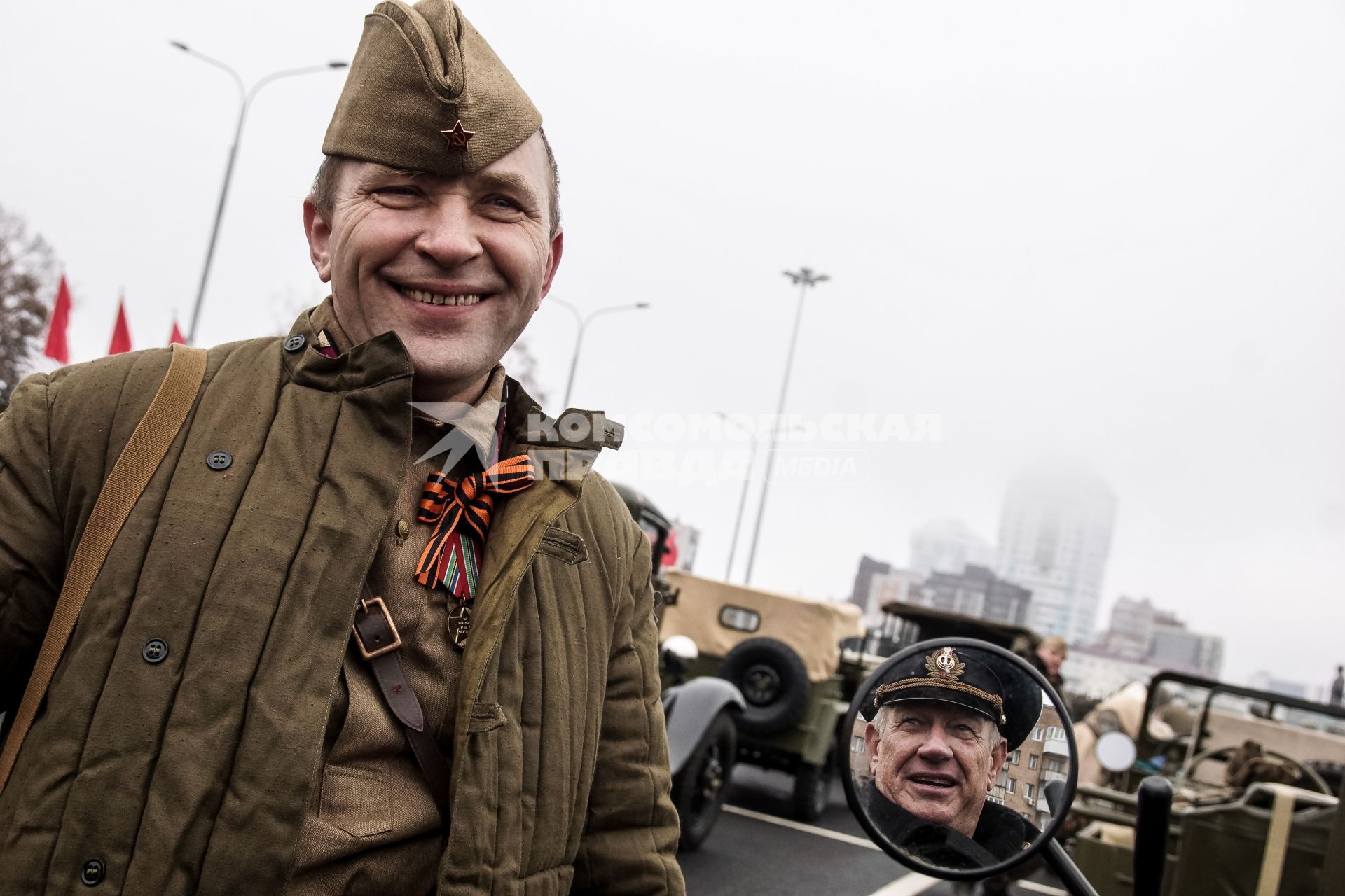 Самара.  Участники  реконструкции битвы за Тихвин  перед началом  марша, посвященного 76-й годовщине военного парада 1941 года.