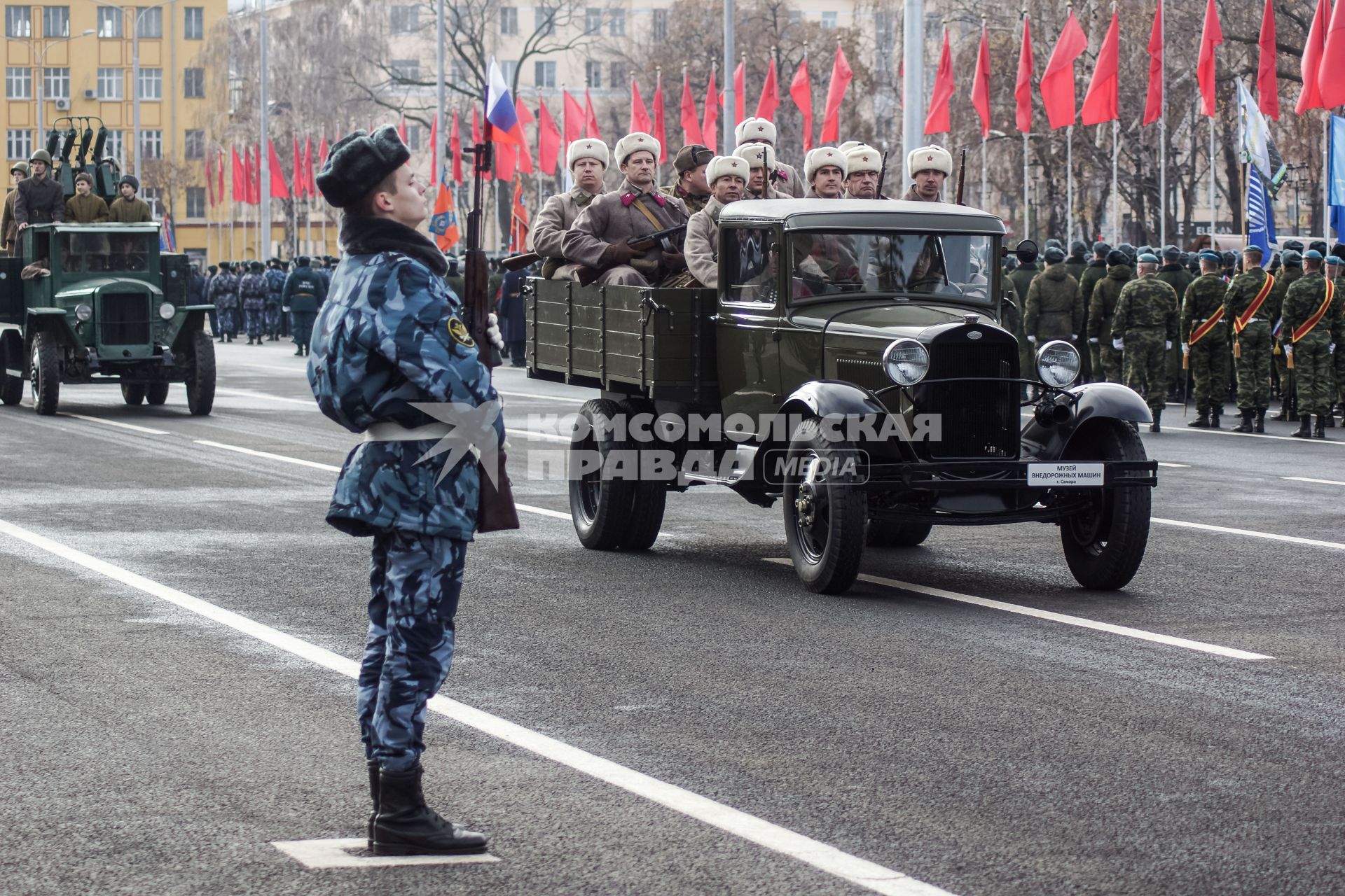 Самара. Участники  марша, посвященного 76-й годовщине военного парада 1941 года.