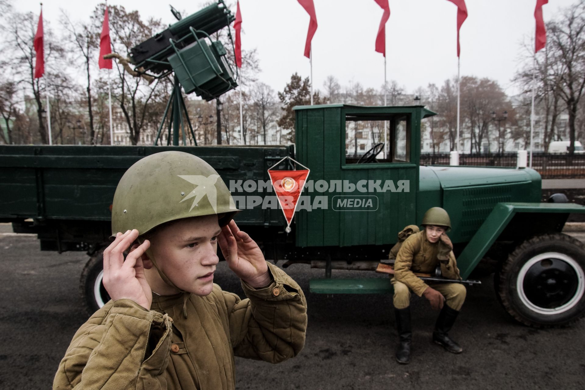 Самара.  Участники  реконструкции битвы за Тихвин  перед началом  марша, посвященного 76-й годовщине военного парада 1941 года.