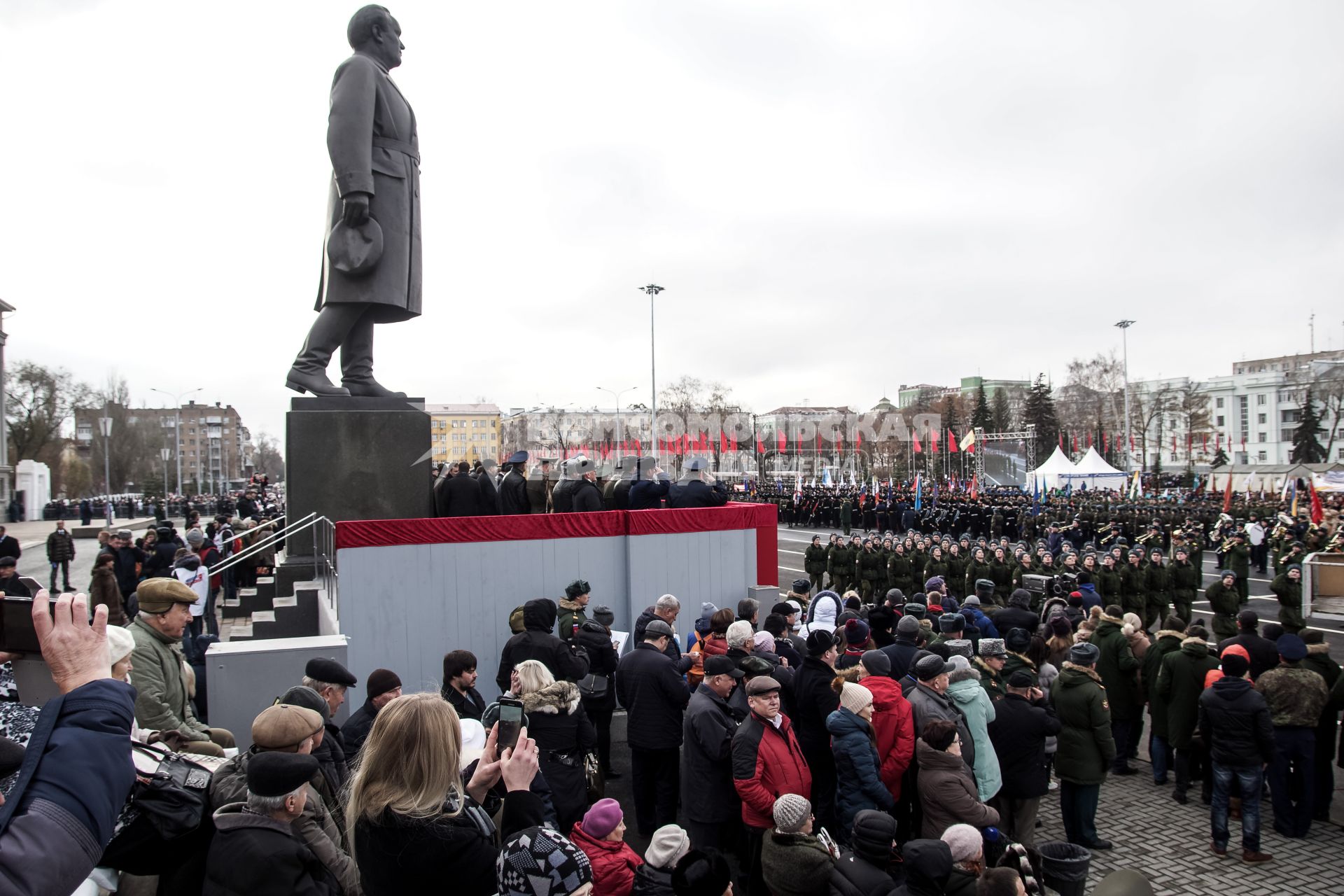 Самара. Зрители во время   марша, посвященного 76-й годовщине военного парада 1941 года.