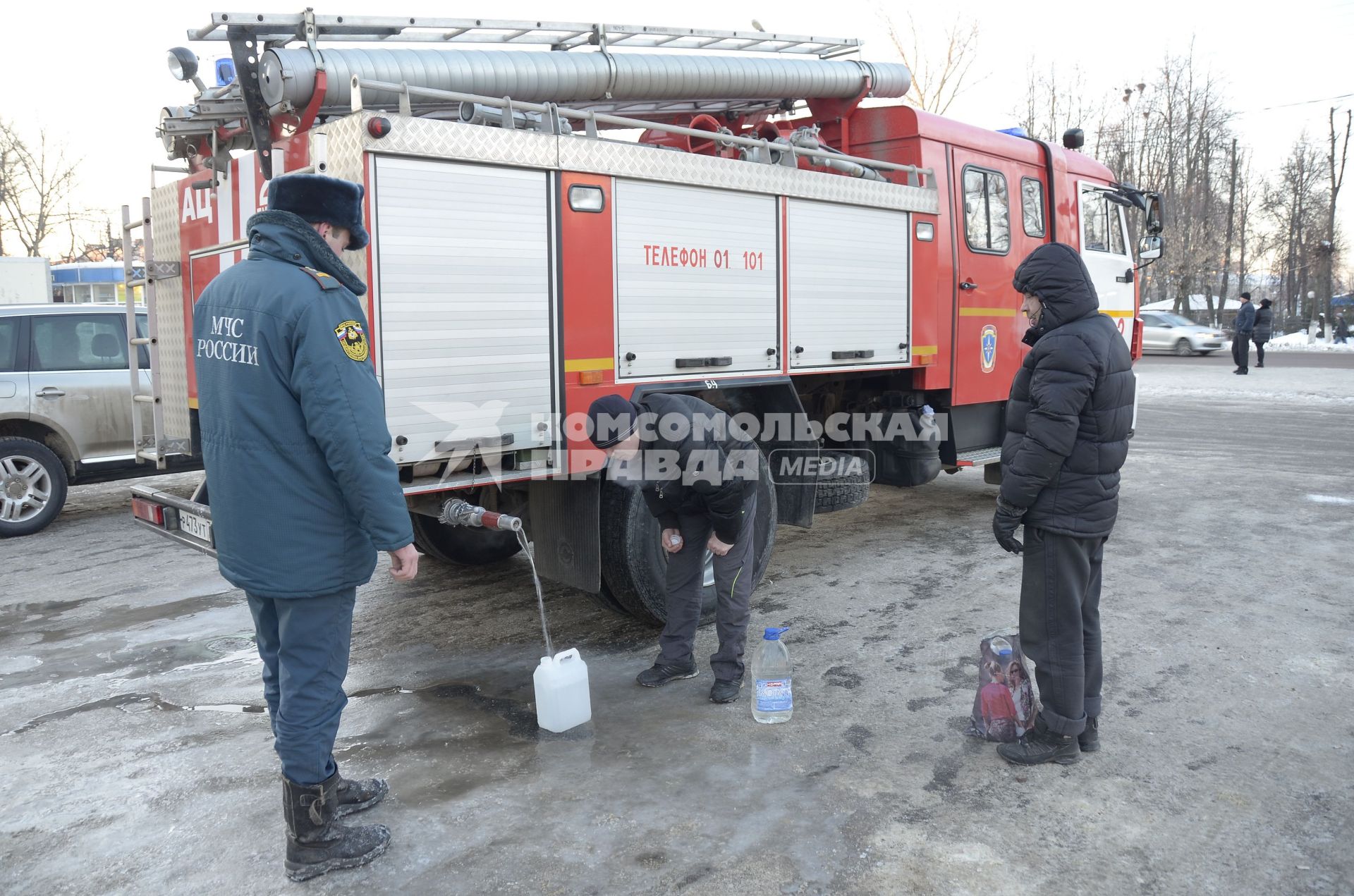 Тула. Жильцы набирают воду в канистры из  пожарной машины  МЧС России.