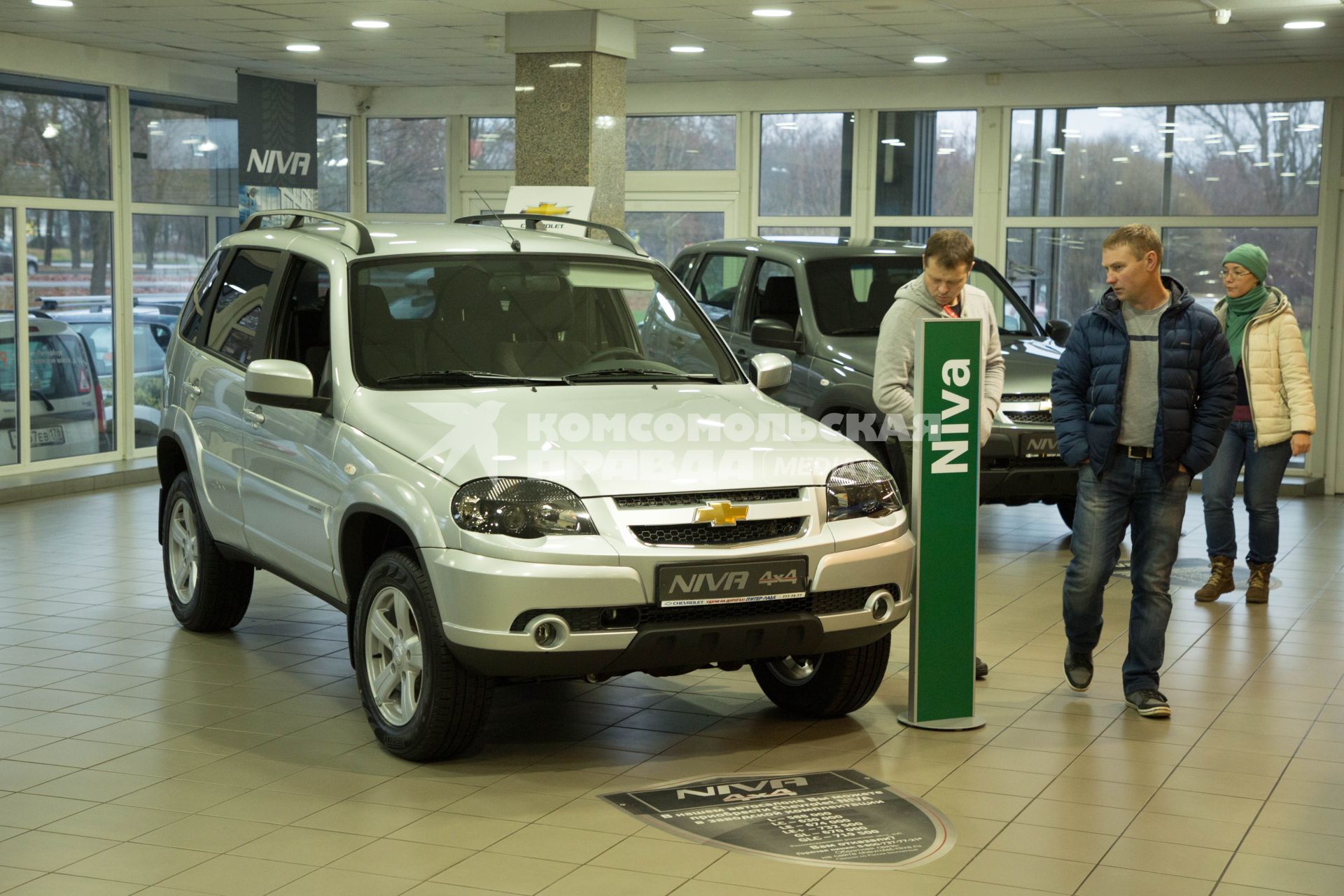 Санкт-Петербург. Астомобиль  Chevrolet Niva (Шевроле Нива)  в автосалоне.