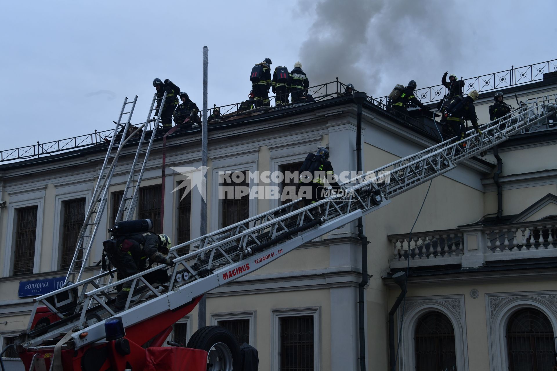 Москва.  Пожарные  во время тушения пожара на крыше одного из корпусов Государственного музея имени Пушкина, где располагается музей личных коллекций.