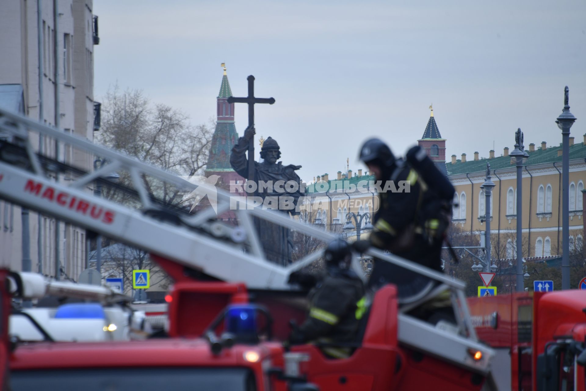 Москва.  Пожарные  во время тушения пожара на крыше одного из корпусов Государственного музея имени Пушкина, где располагается музей личных коллекций.