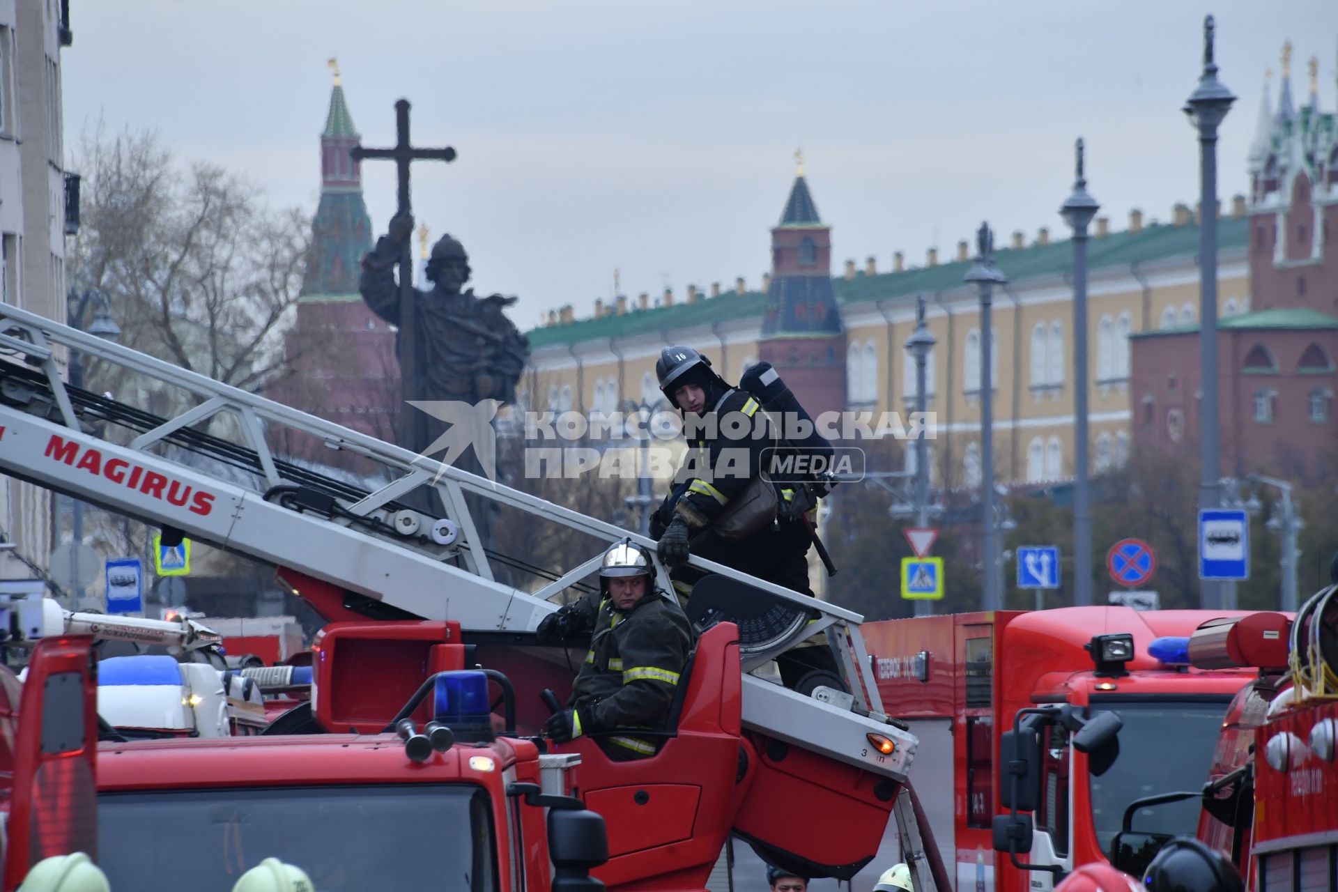 Москва.  Пожарные  во время тушения пожара на крыше одного из корпусов Государственного музея имени Пушкина, где располагается музей личных коллекций.