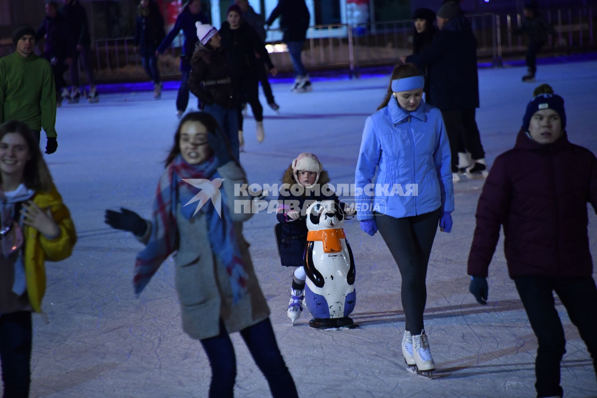 Москва. Посетители  на катке `Лед` в парке `Сокольники`.