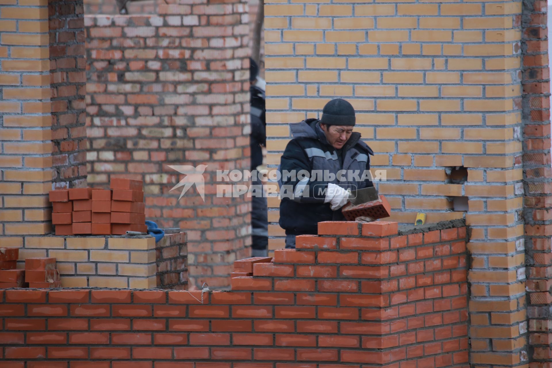Красноярск.  Рабочий во время строительства жилого дома.