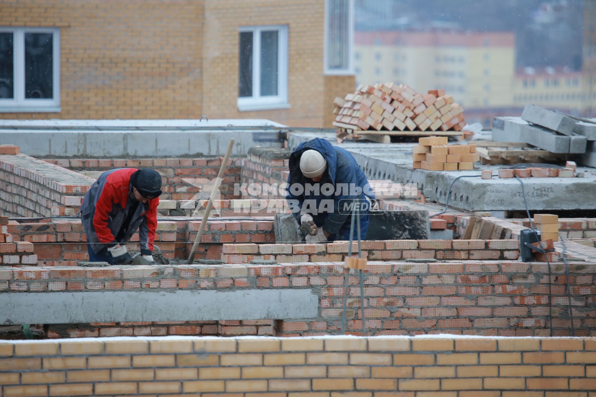 Красноярск.  Рабочие во время строительства жилого дома.