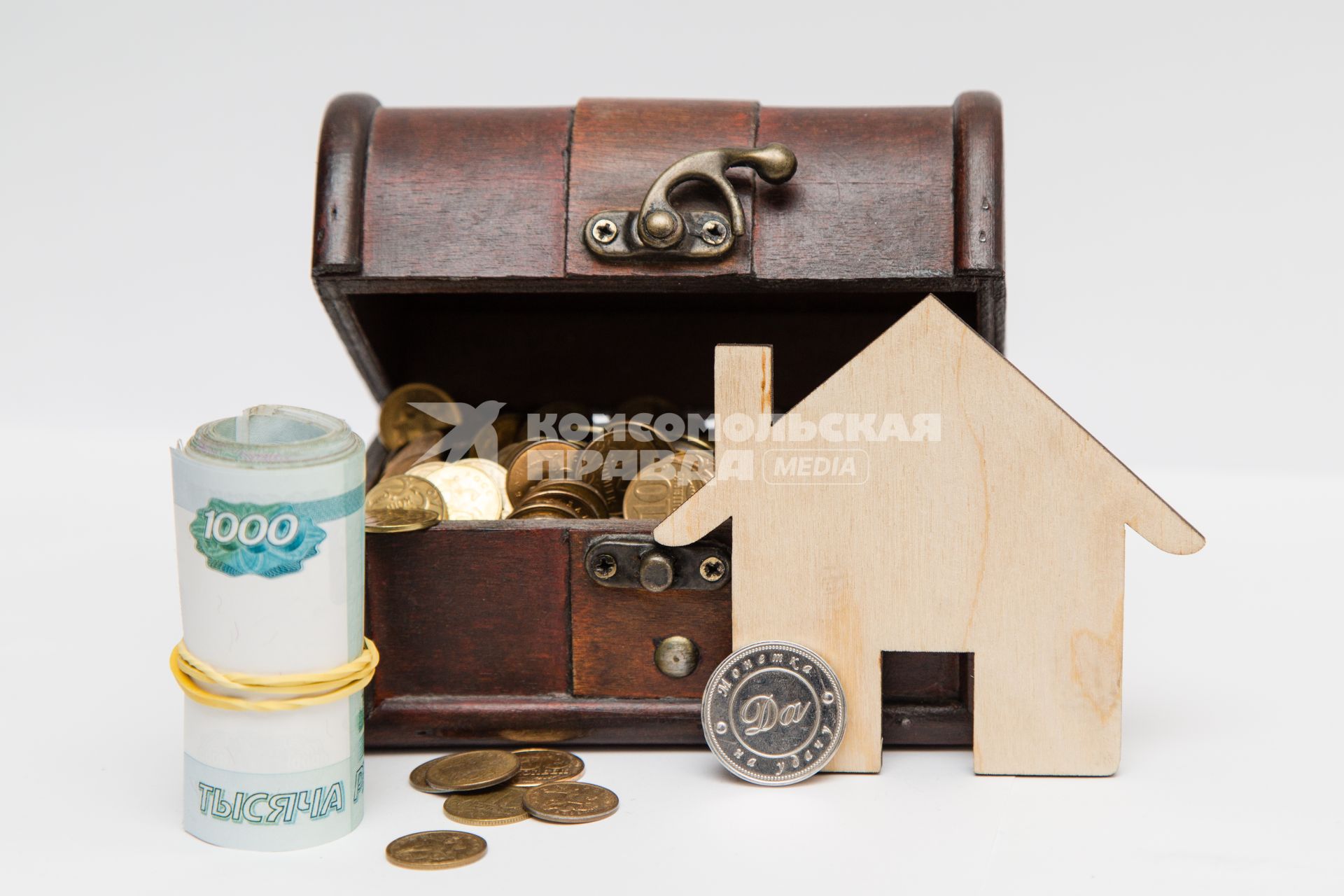 Челябинск. Деревянный домик, деньги и шкатулка.
