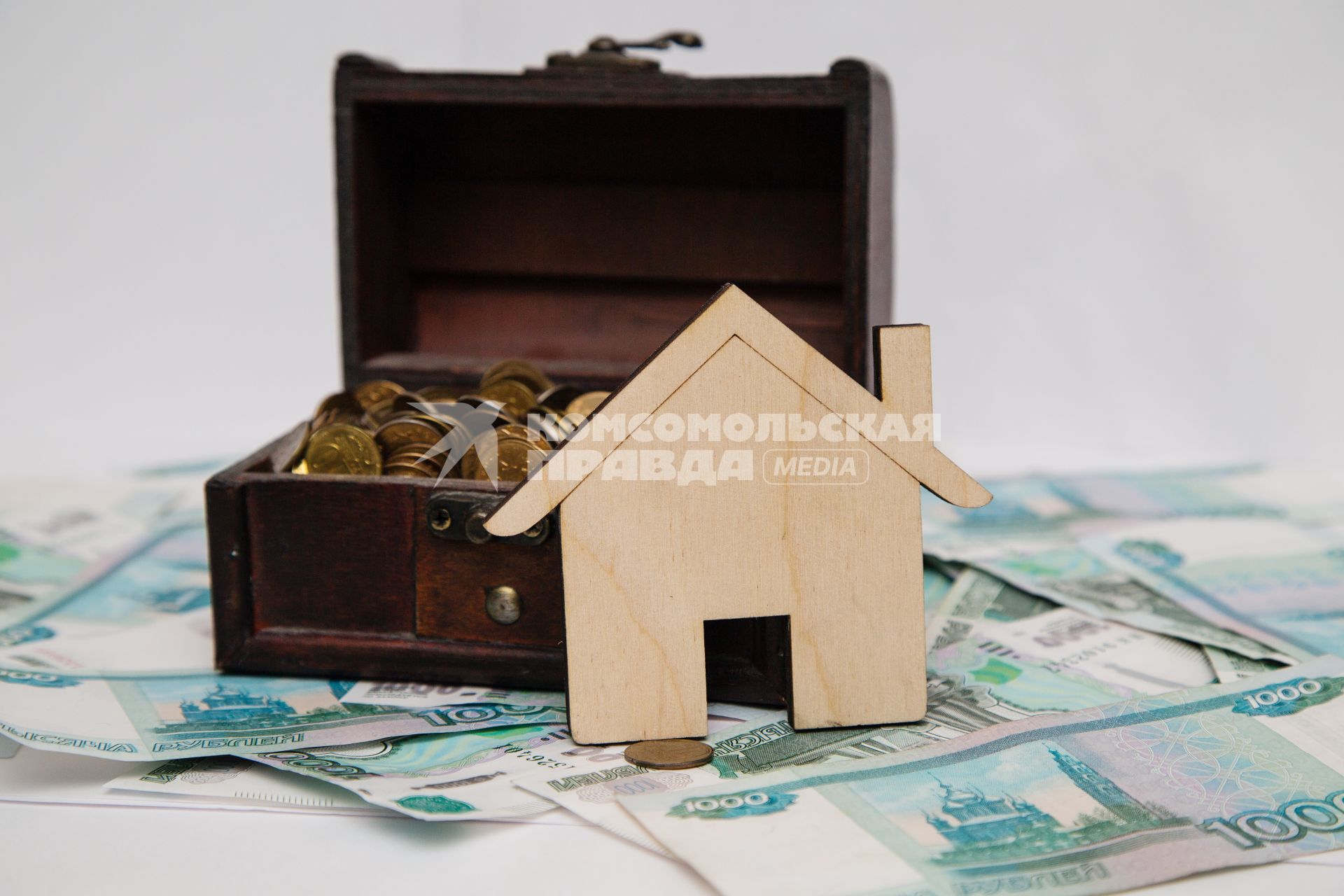 Челябинск. Деревянный домик, деньги и шкатулка.