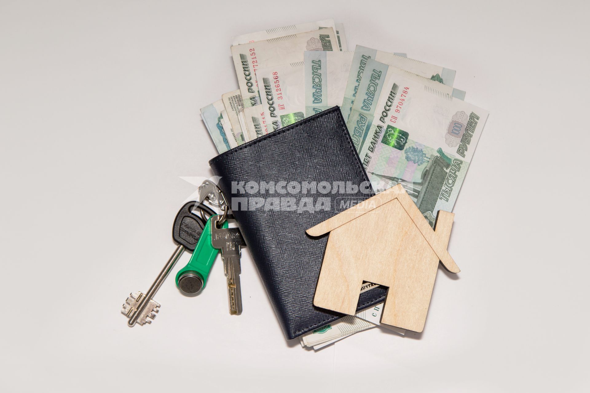 Челябинск. Деревянный домик, ключи от квартиры, кошелек и деньги.