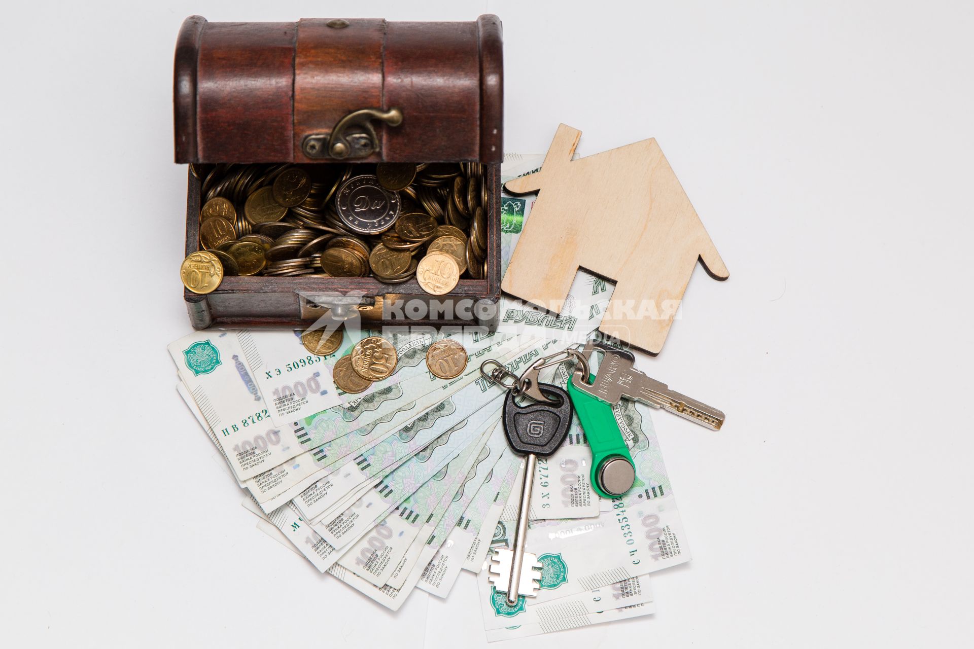 Челябинск. Деревянный домик, ключи от квартиры, деньги и шкатулка.