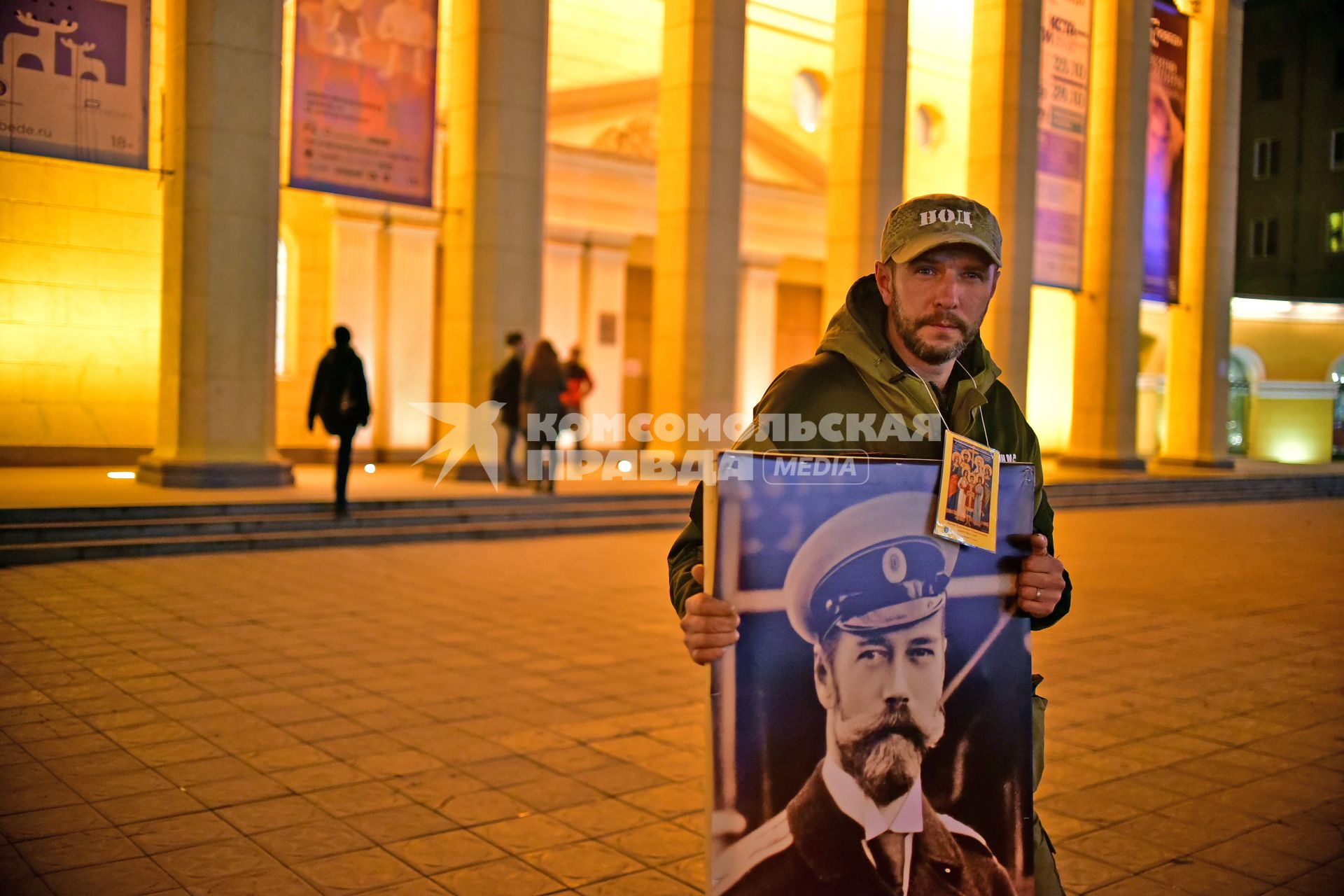 Новосибирск.  Противники фильма режиссера Алексея Учителя `Матильда ` перед началом премьерного показа кинокартины в кинотеатре.