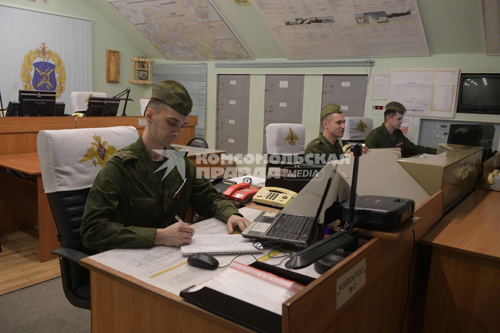 Бологое, пос.Озерный. Военнослужащие на дежурстве на боевом посту #1 командного пункта.