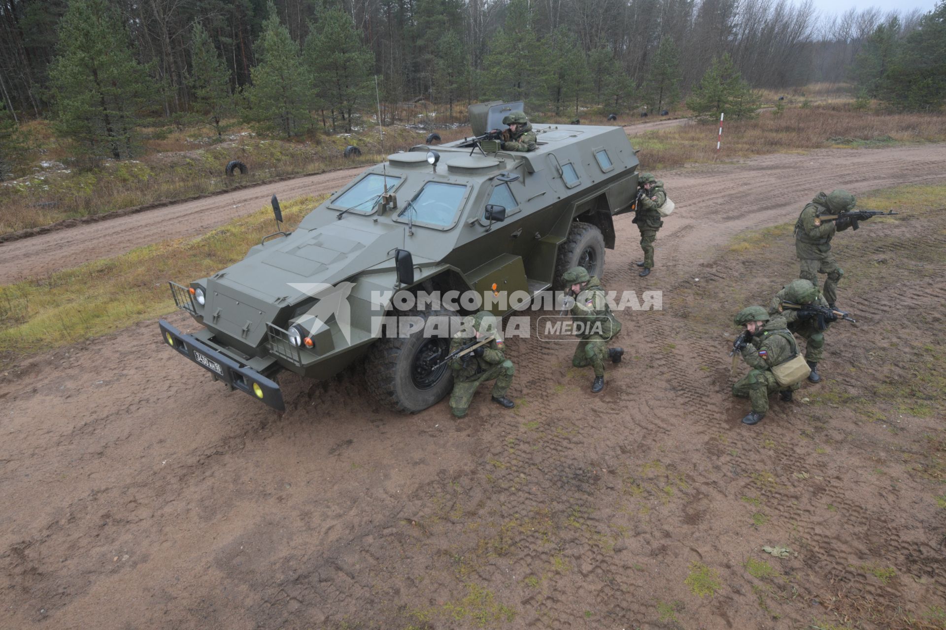 Бологое, пос.Озерный.   Военнослужащие во время учений на полигоне.