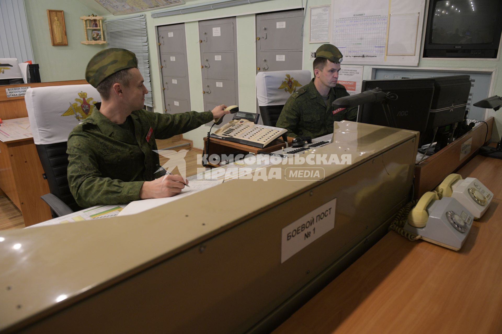 Бологое, пос.Озерный. Военнослужащие на дежурстве на боевом посту #1 командного пункта.