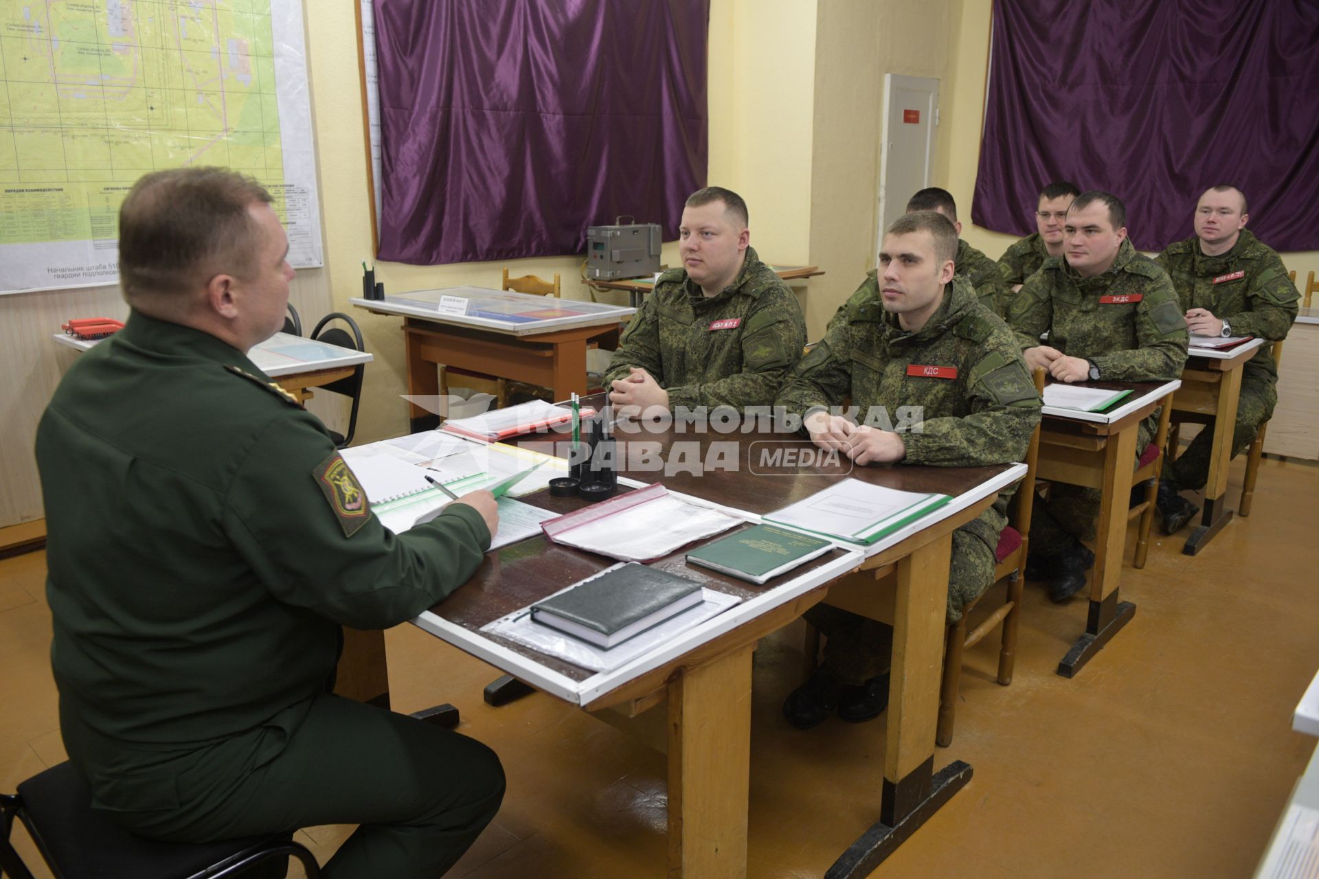 Бологое, пос.Озерный. Военнослужащие на занятиях в учебном классе.