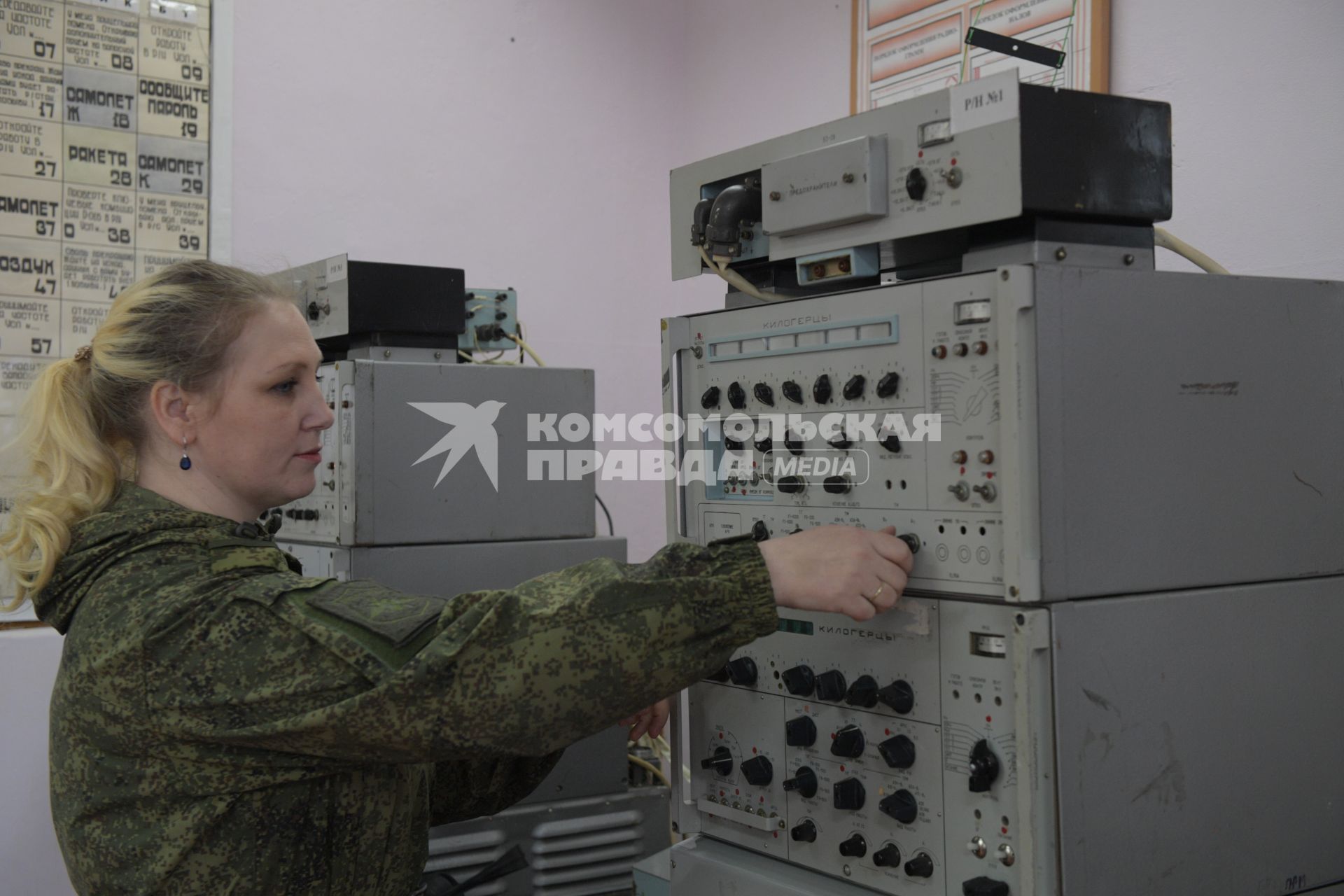 Бологое, пос. Озерный. Военнослужащие на занятиях в учебном классе.