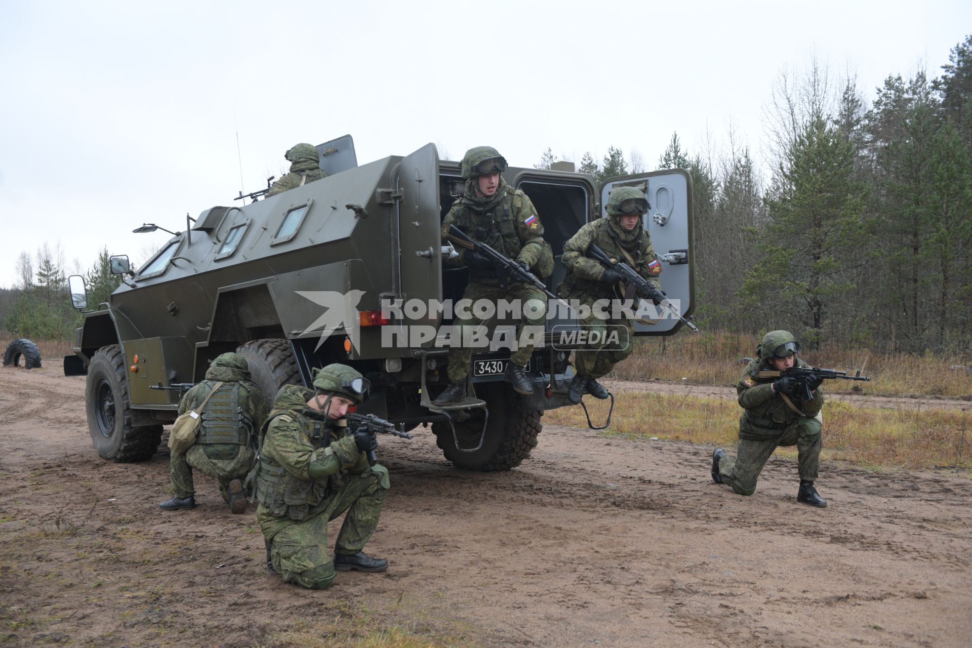Бологое, пос.Озерный.   Военнослужащие во время учений на полигоне.