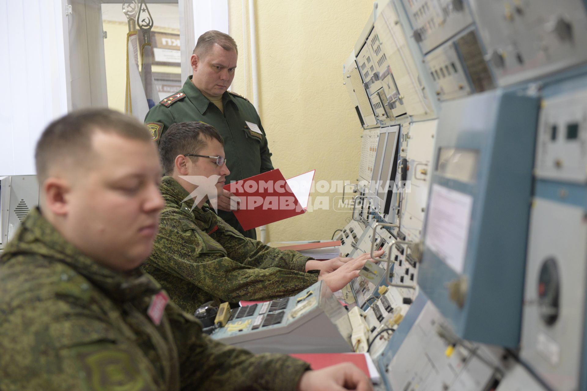 Бологое, пос.Озерный. Военнослужащие несут боевое дежурство на командном пункте.
