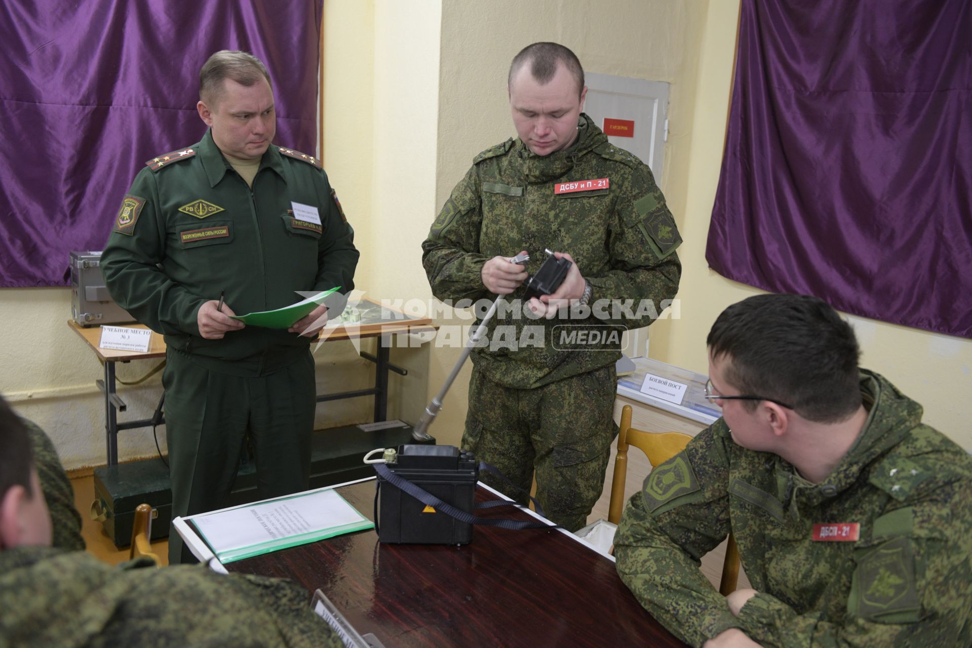 Бологое, пос.Озерный. Военнослужащие на практических занятиях в учебном классе.