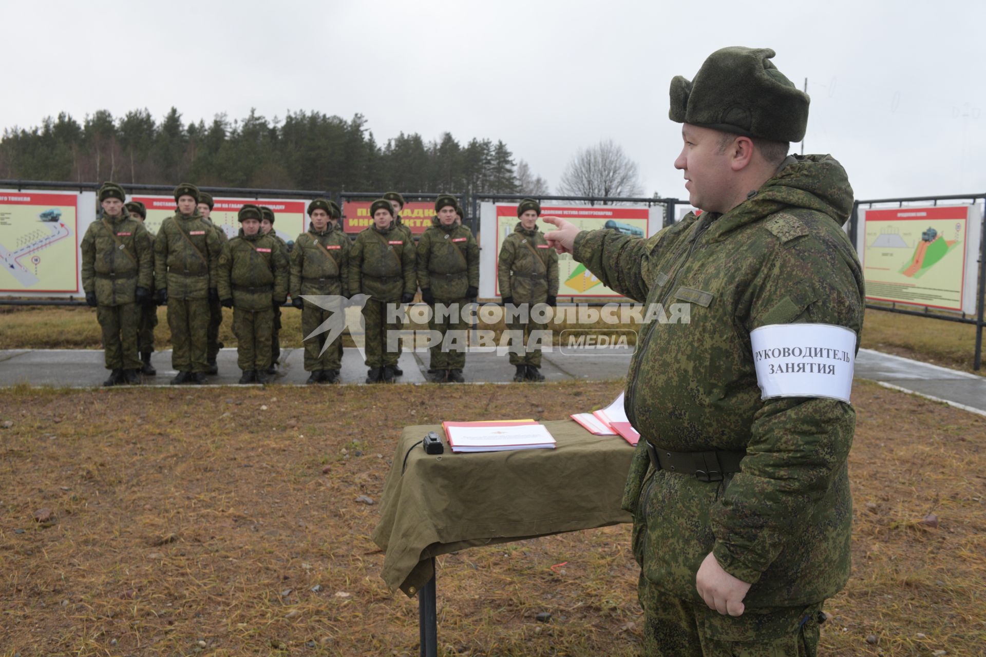 Бологое, пос.Озерный. Солдаты на учебных занятиях.