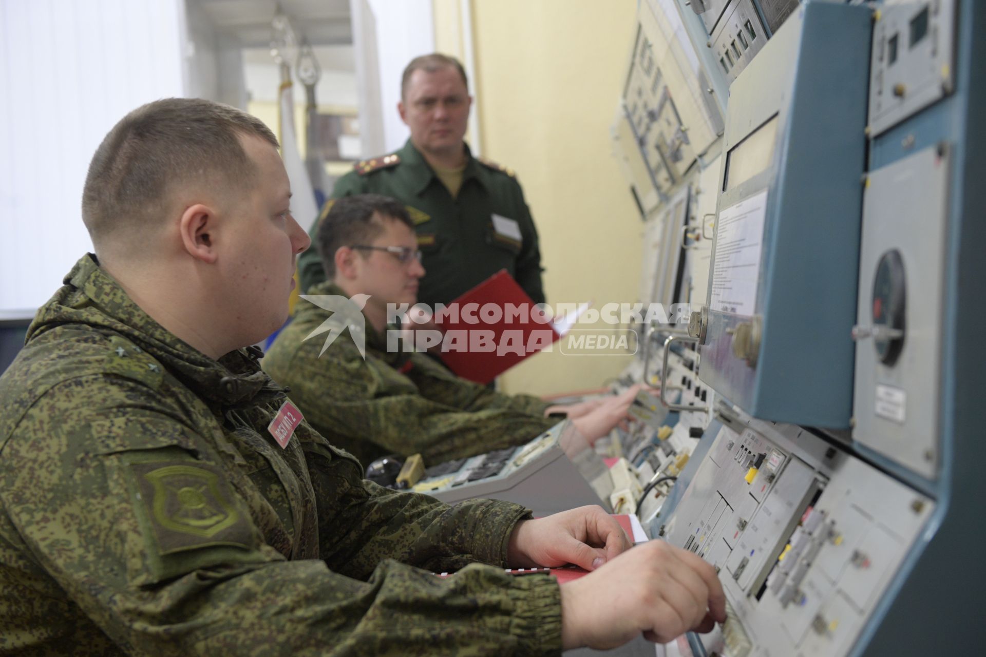 Бологое, пос.Озерный. Военнослужащие несут боевое дежурство на командном пункте.