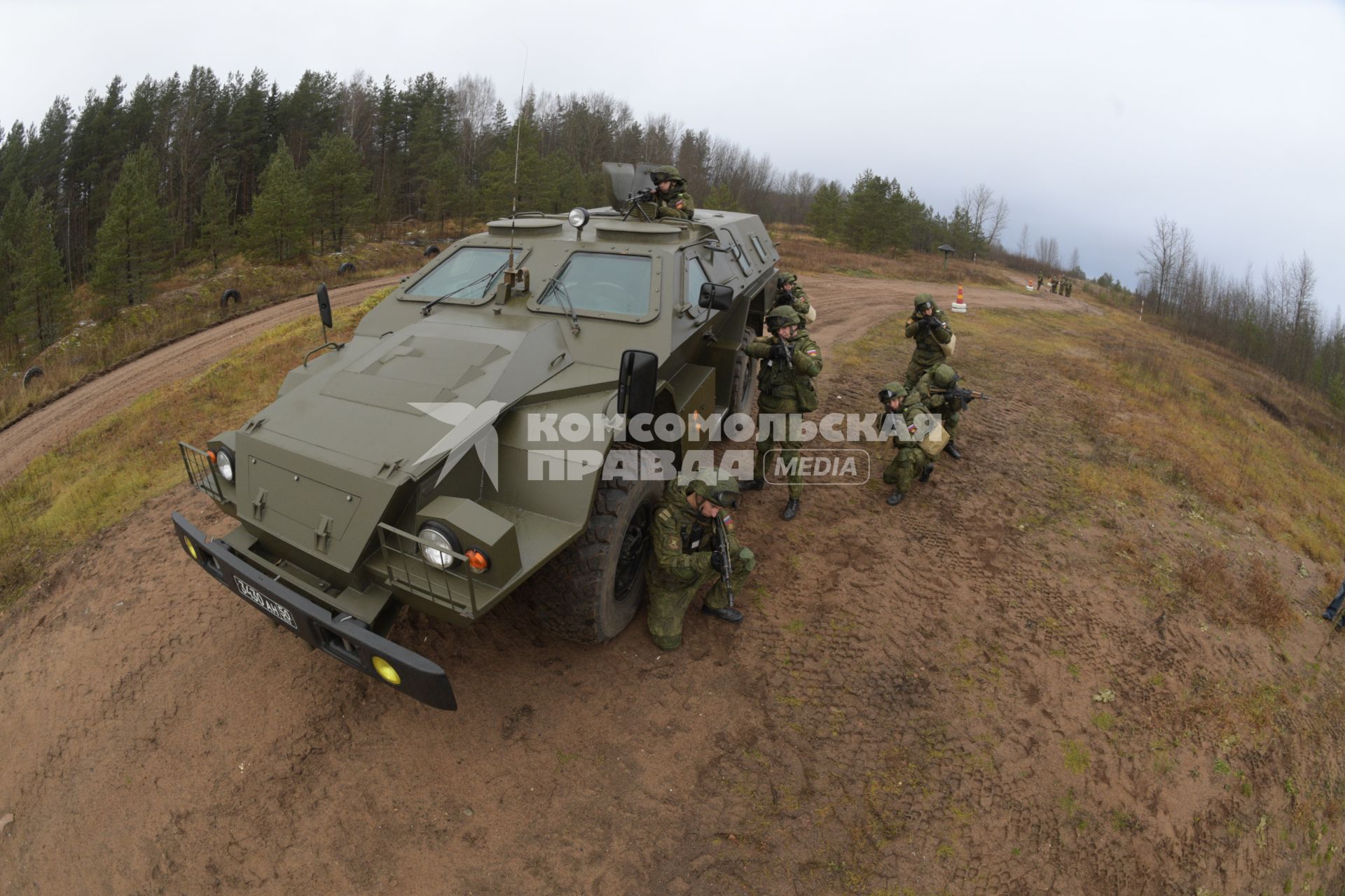 Бологое, пос.Озерный.   Военнослужащие во время учений на полигоне.