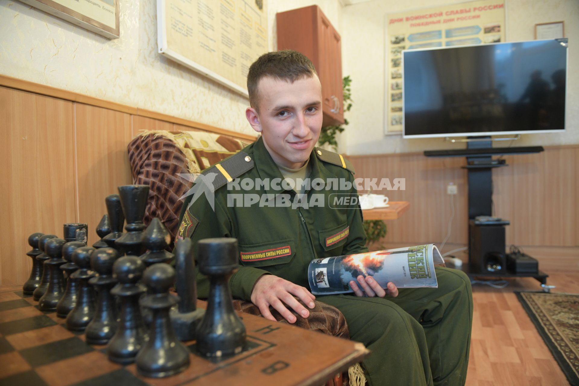 Бологое, пос.Озерный.  Солдат срочник в комнате отдыха.