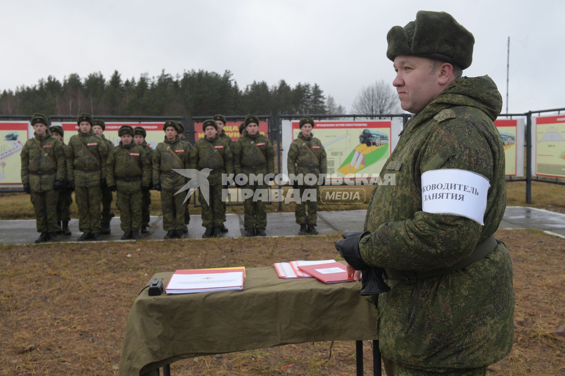Бологое, пос.Озерный. Солдаты на учебных занятиях.