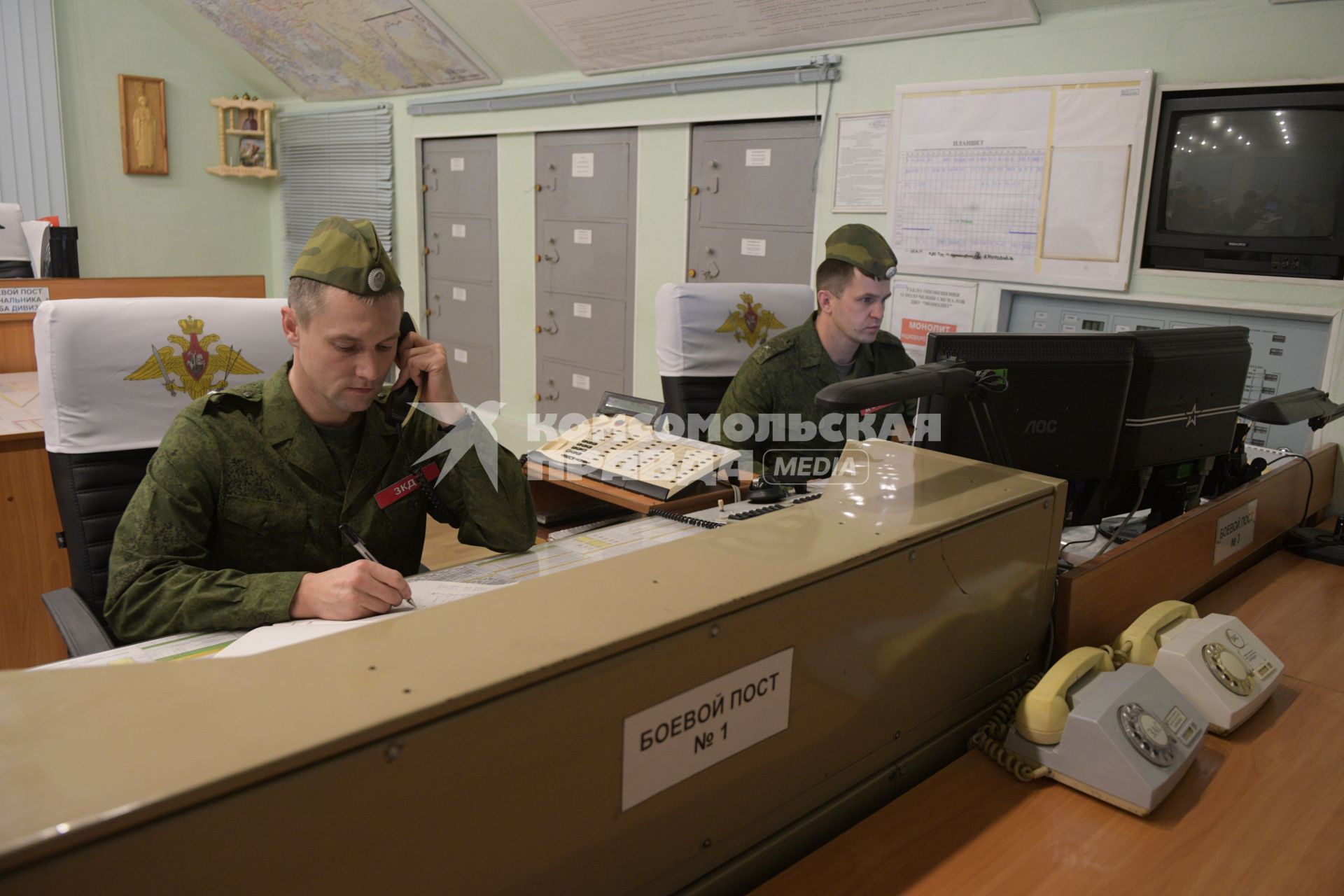 Бологое, пос.Озерный. Военнослужащие на дежурстве на боевом посту #1 командного пункта.