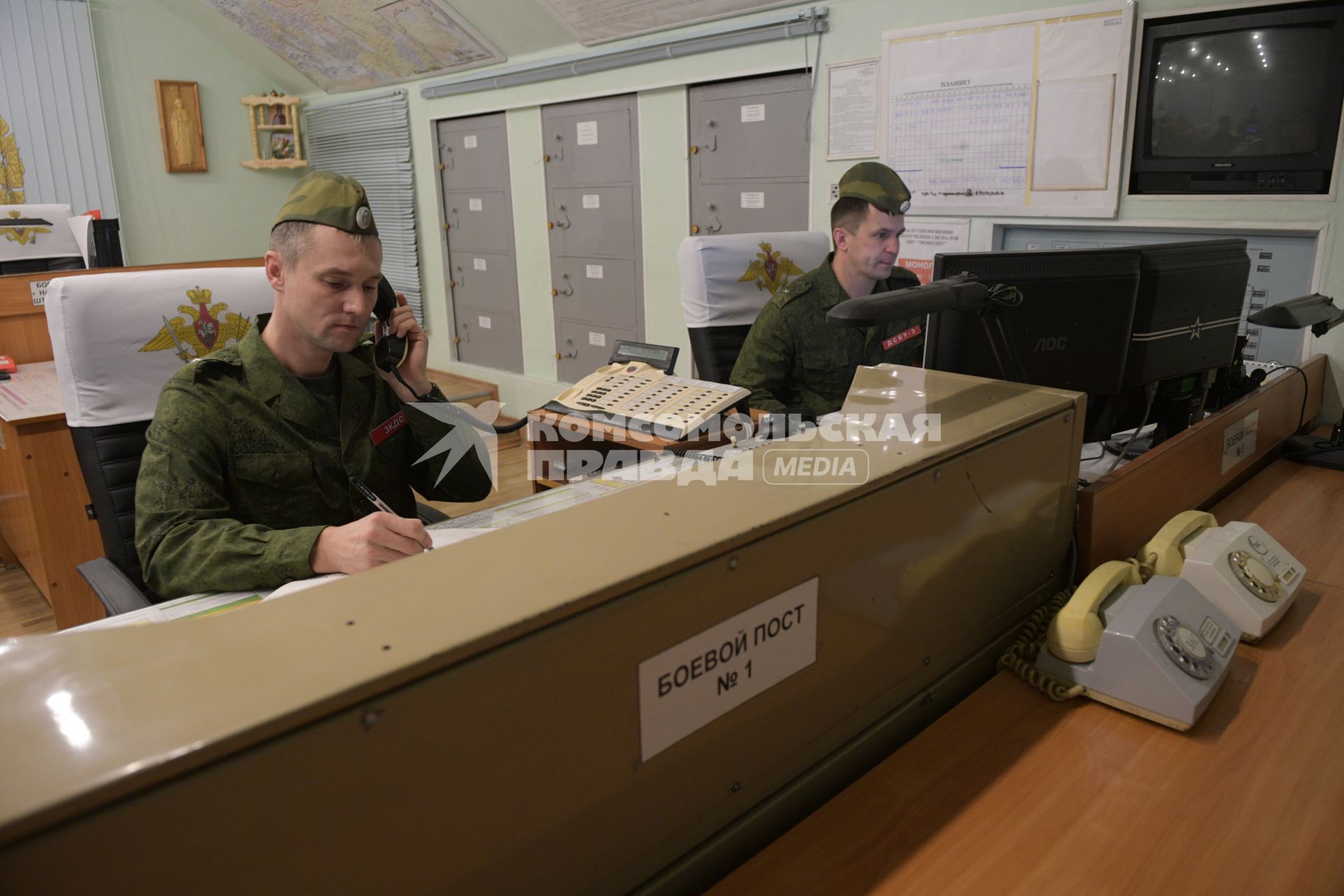 Бологое, пос.Озерный. Военнослужащие на дежурстве на боевом посту #1 командного пункта.