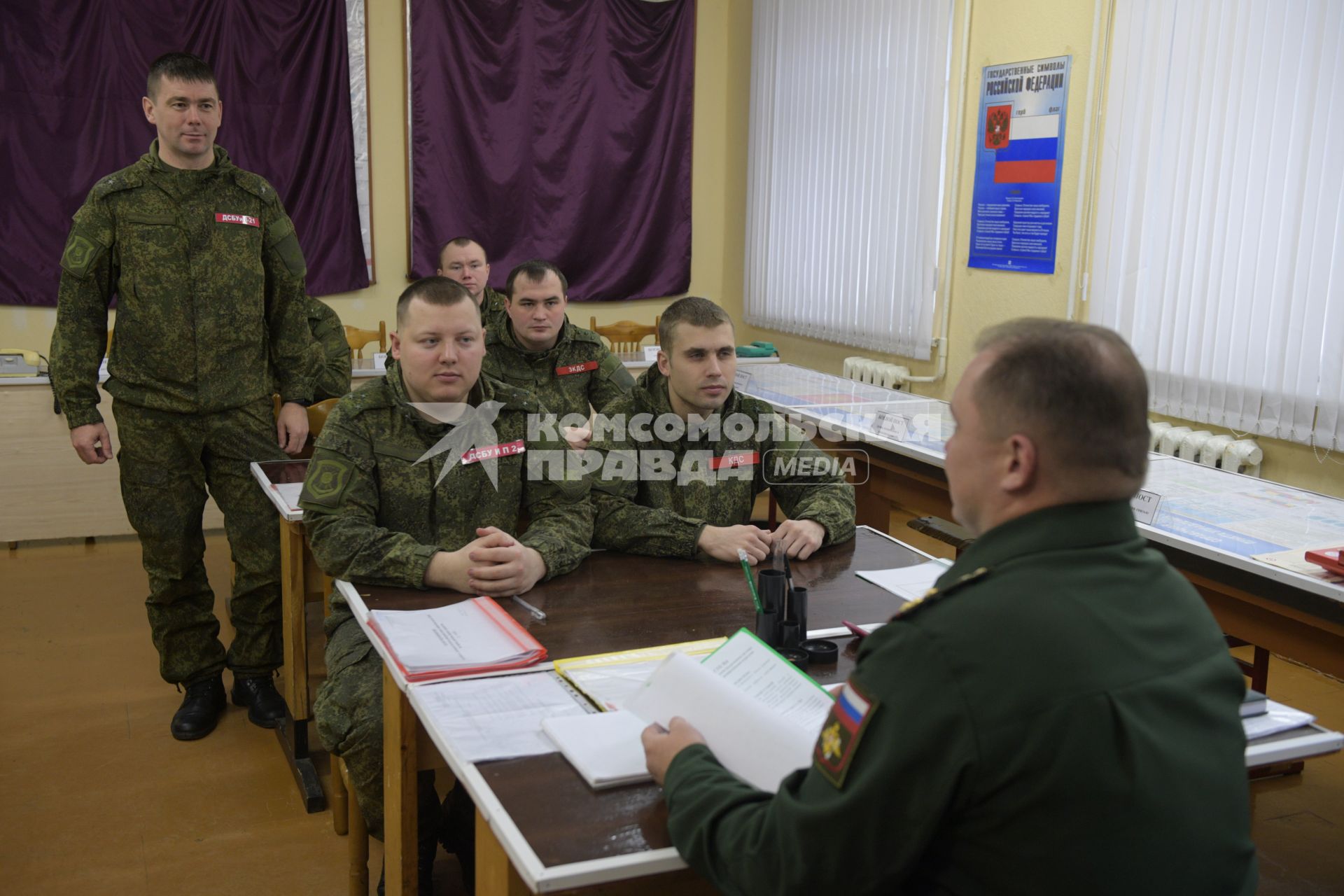 Бологое, пос.Озерный. Военнослужащие на занятиях в учебном классе.
