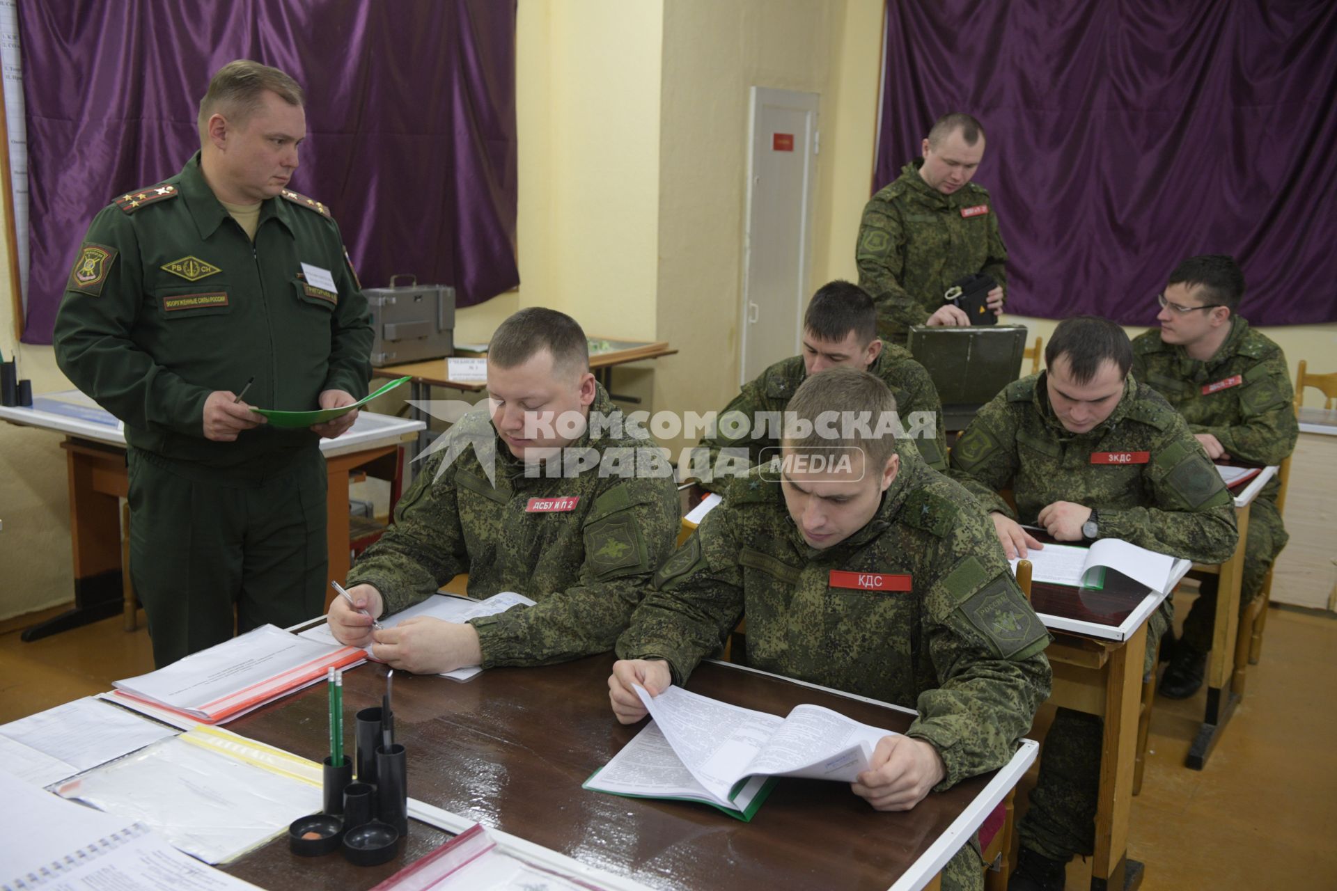 Бологое, пос.Озерный. Военнослужащие на занятиях в учебном классе.