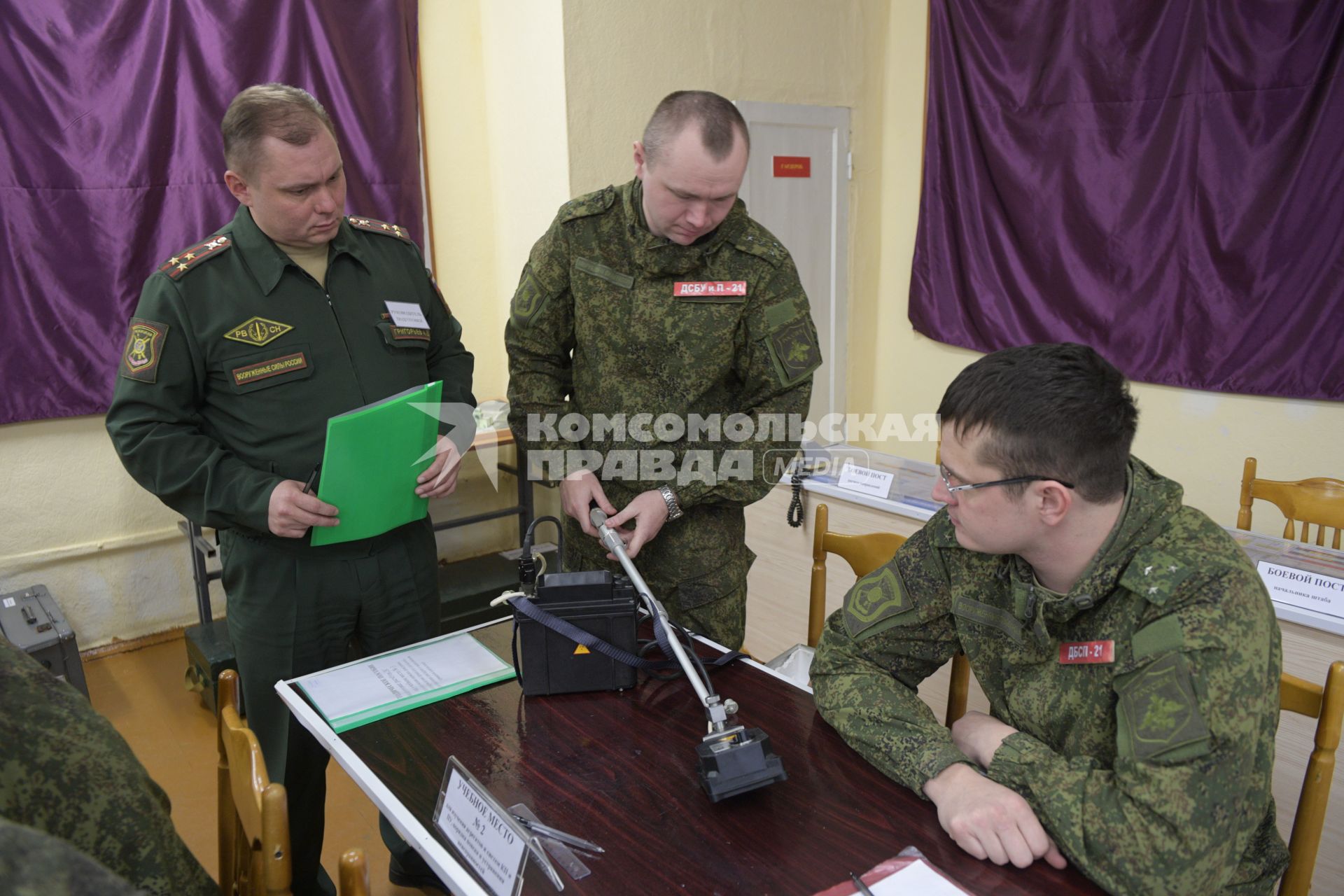 Бологое, пос.Озерный. Военнослужащие на практических занятиях в учебном классе.