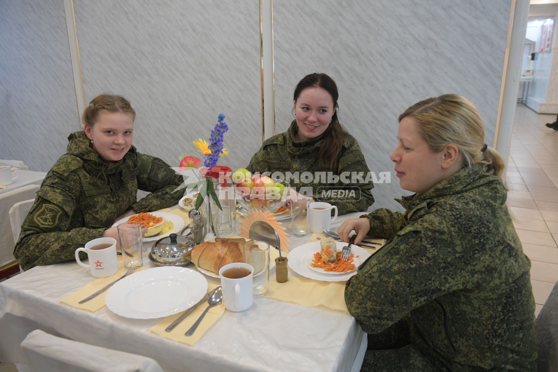 Бологое, пос. Озерный. Девушки военнослужащие в столовой военной части РВСН.
