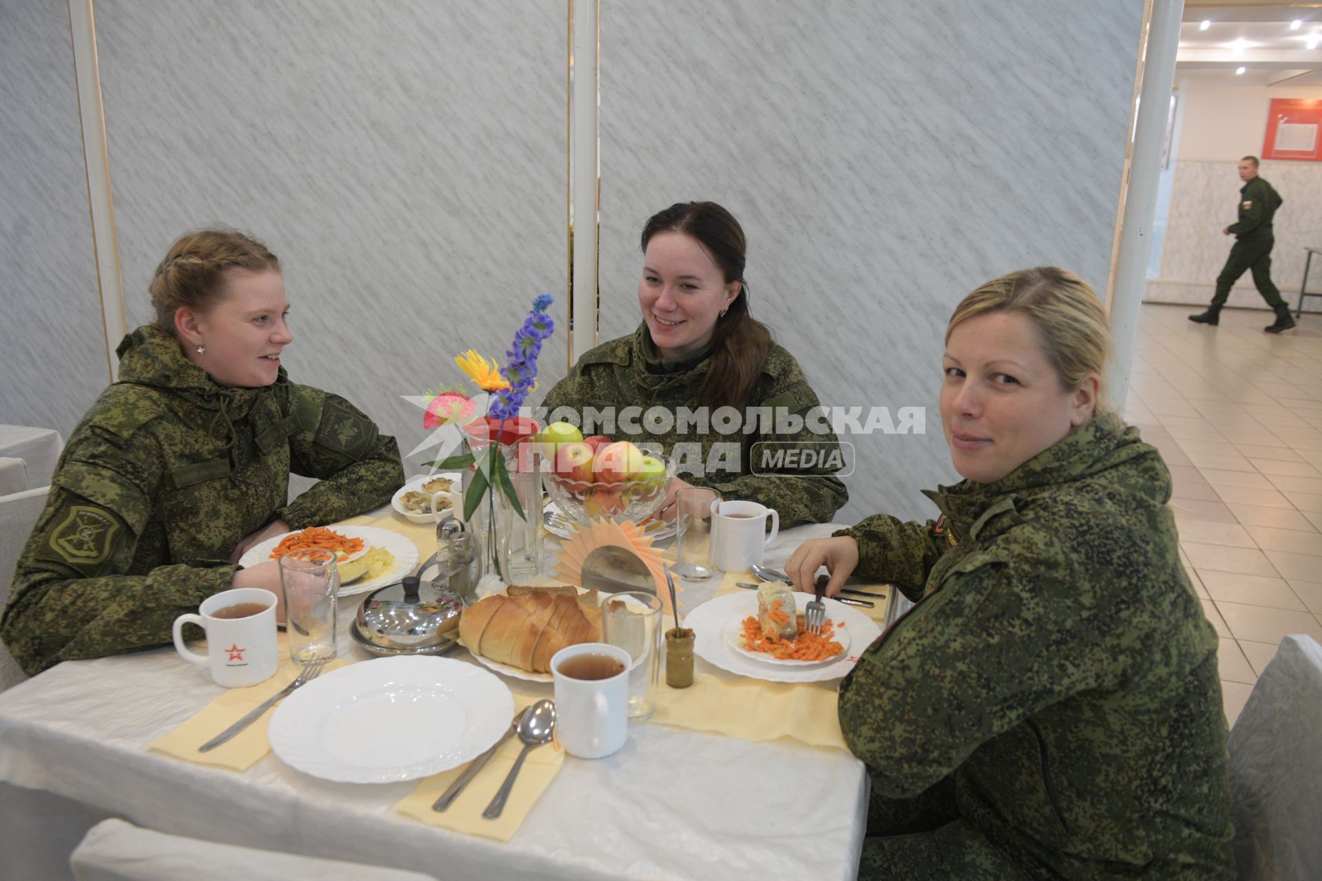 Бологое, пос. Озерный. Девушки военнослужащие в столовой военной части РВСН.