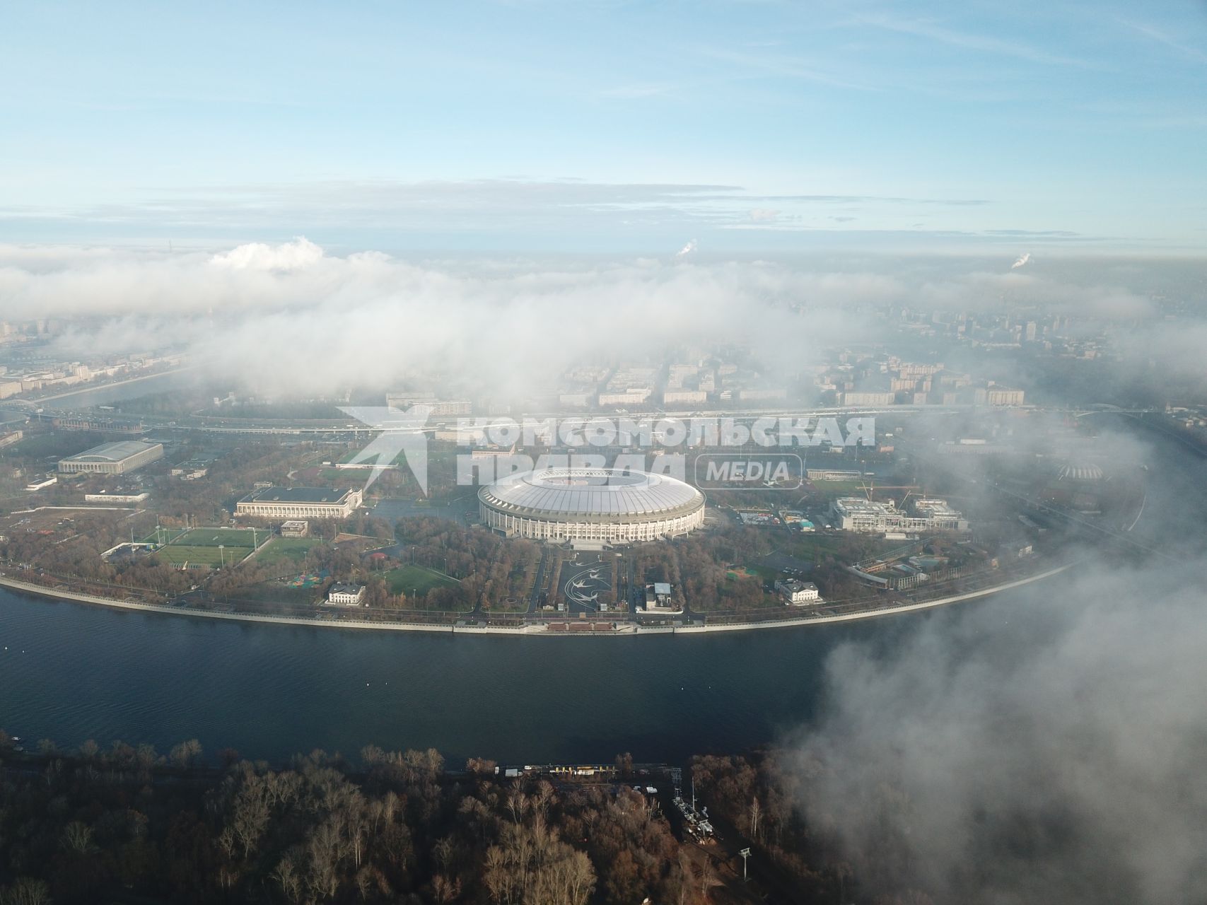 Москва. Вид со смотровой площадки на Воробьевых горах.