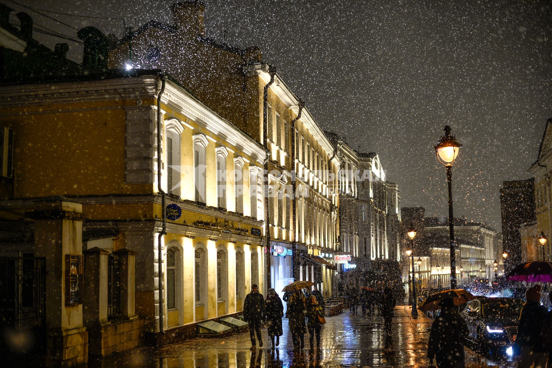 Москва.  Прохожие во время снегопада на Никитском бульваре.