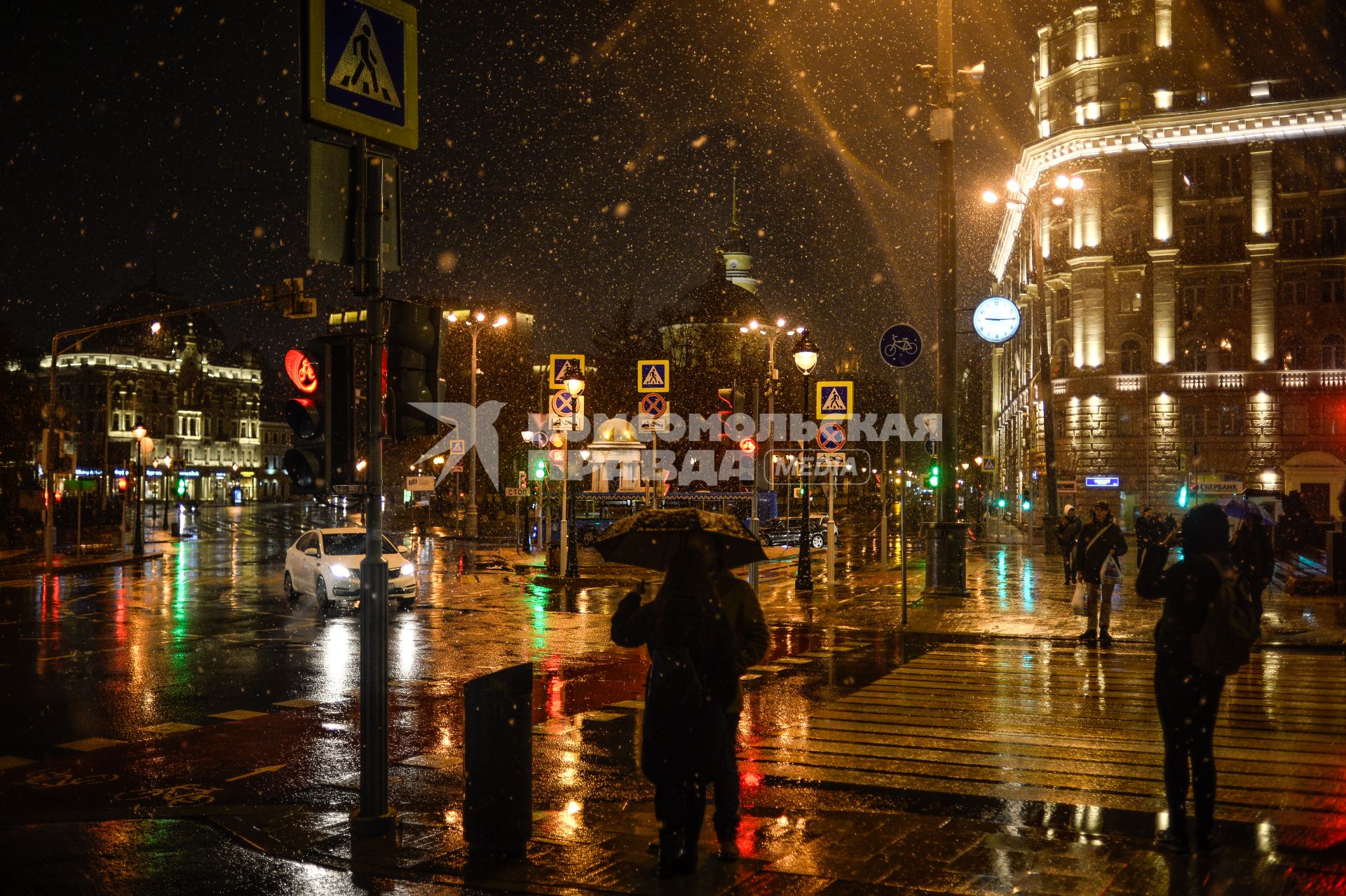 Москва.  Прохожие во время снегопада на Никитском бульваре.
