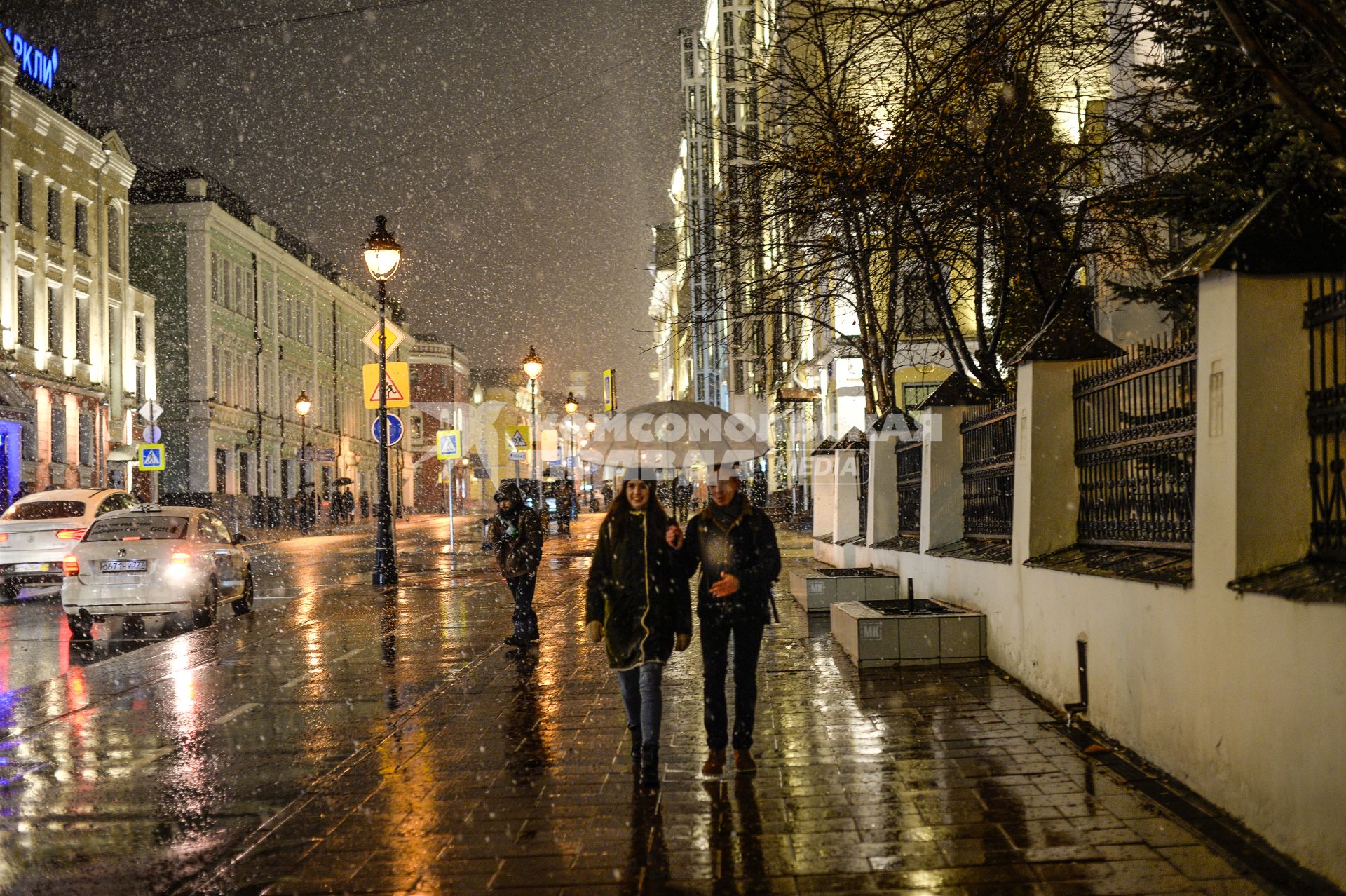 Москва.  Прохожие во время снегопада на Никитском бульваре.