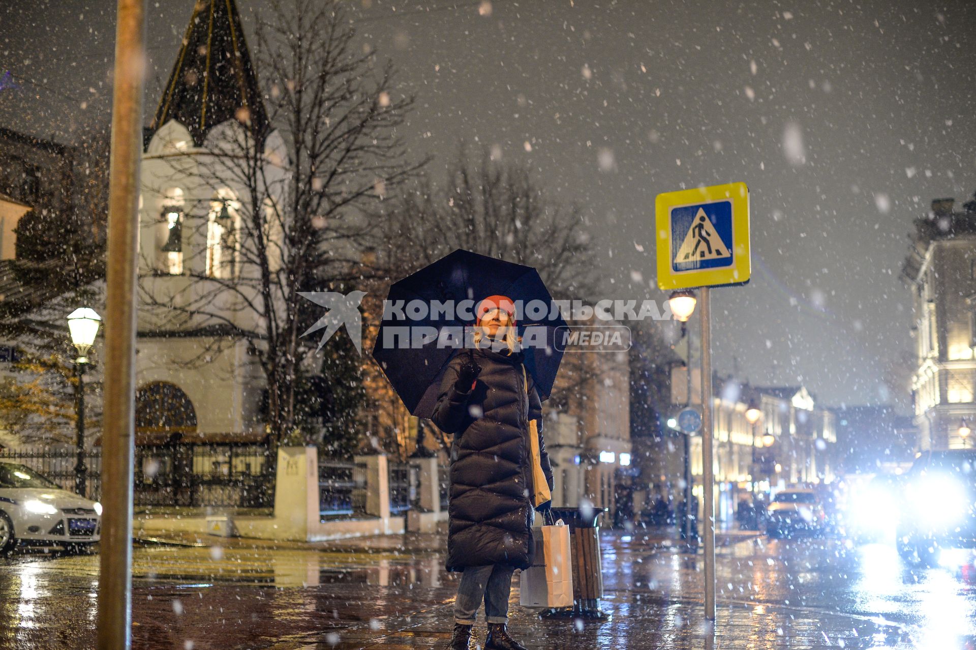 Москва. Девушка с зонтом во время снегопада на Никитском бульваре.