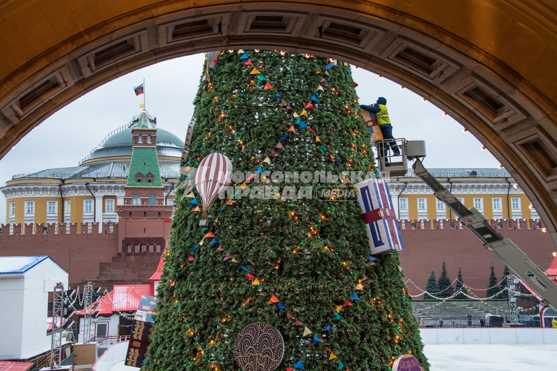 Москва. Украшение новогодней елки  возле ГУМа.