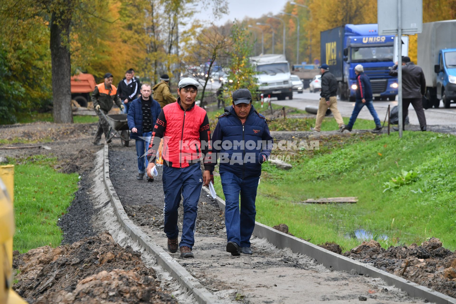 Москва. Посетители многофункционального миграционного  центра  у деревни  Сахарово.