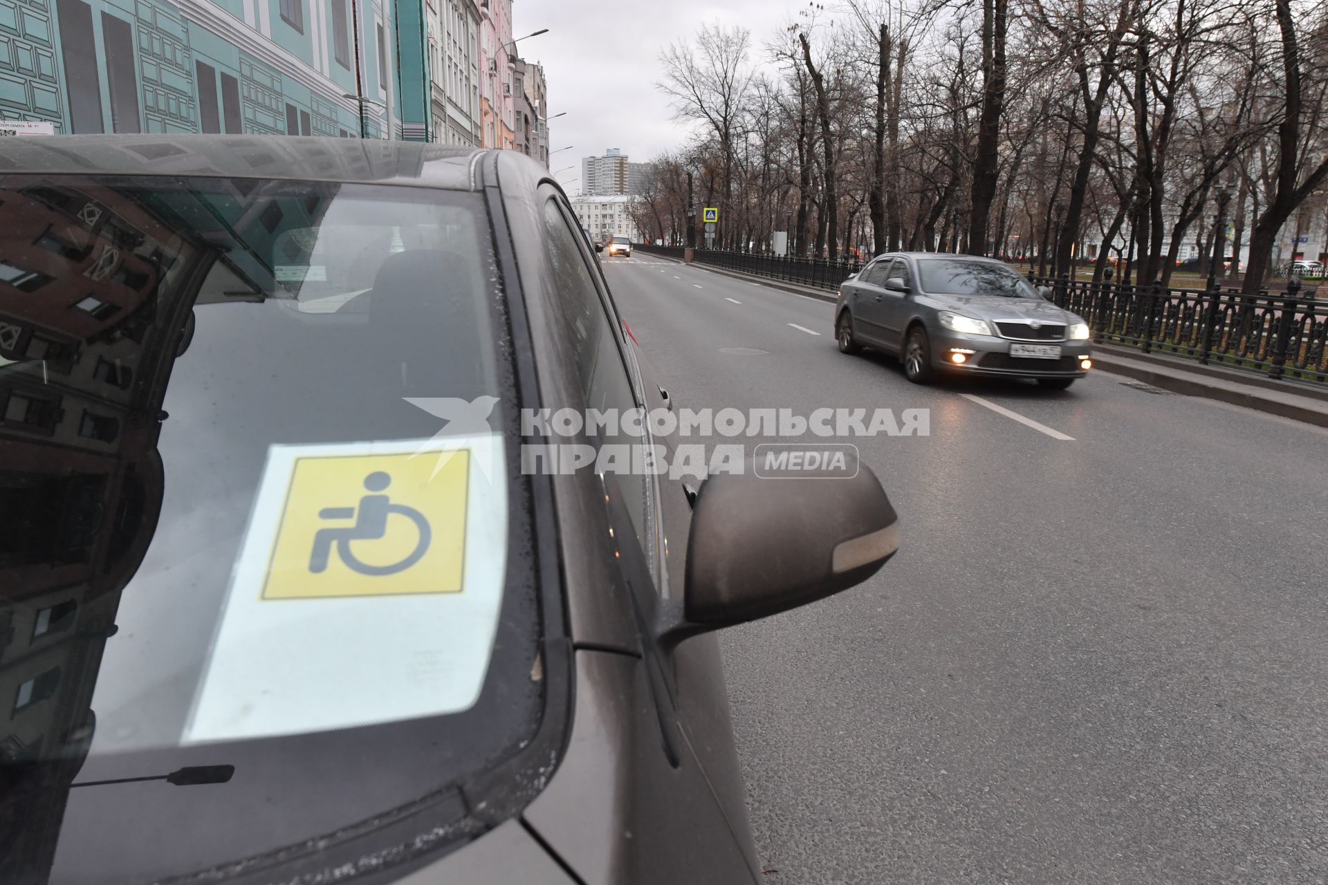 Москва. Автомобиль, припаркованный на стоянке для водителей-инвалидов.