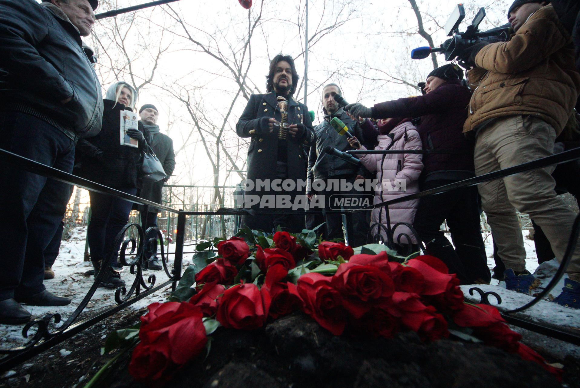 Екатеринбург. Певец Филипп Киркоров у могилы своего знаменитого прадеда Виктора Маниона - известного циркового артиста 19-20 века. Могилу Виктора Маниона нашли Уральские историки на Ивановском кладбище в Екатеринбурге