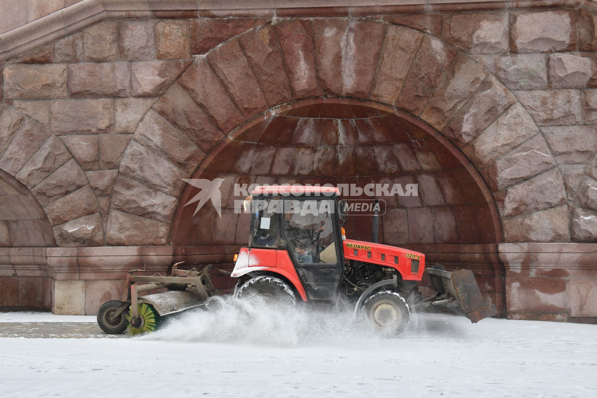 Москва. Снегоуборочная машина у высотного здания на Кудринской площади.